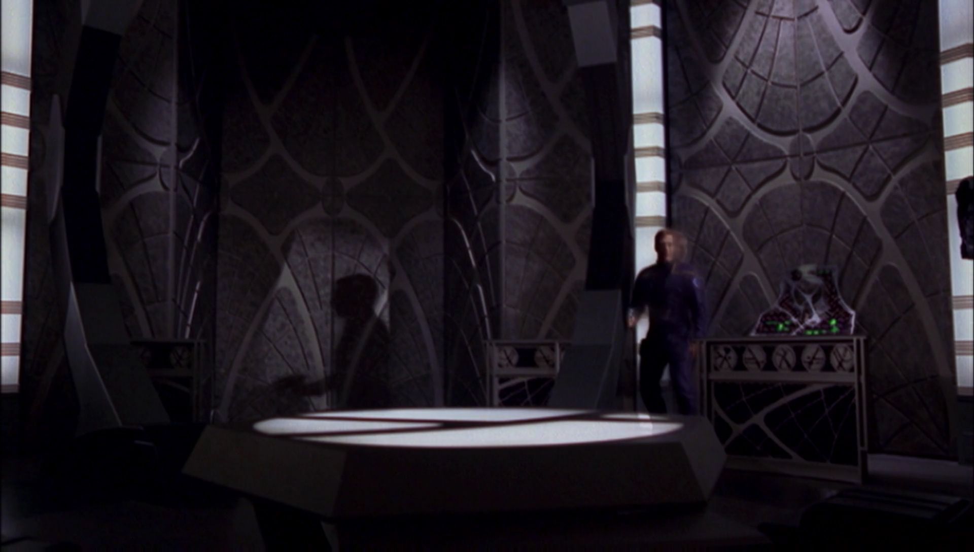 ariane179254_Enterprise_1x01-1x02_BrokenBow_5553.jpg