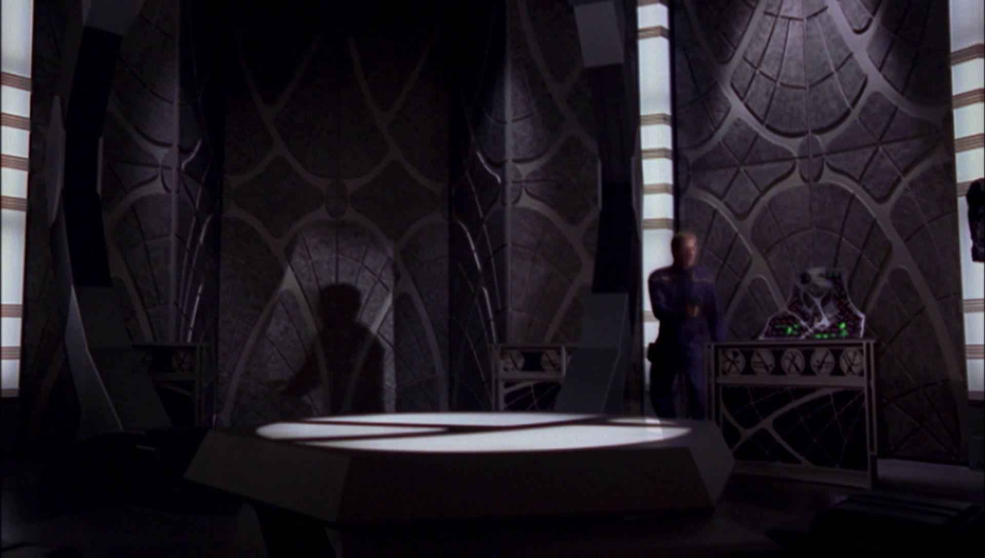 ariane179254_Enterprise_1x01-1x02_BrokenBow_5554.jpg