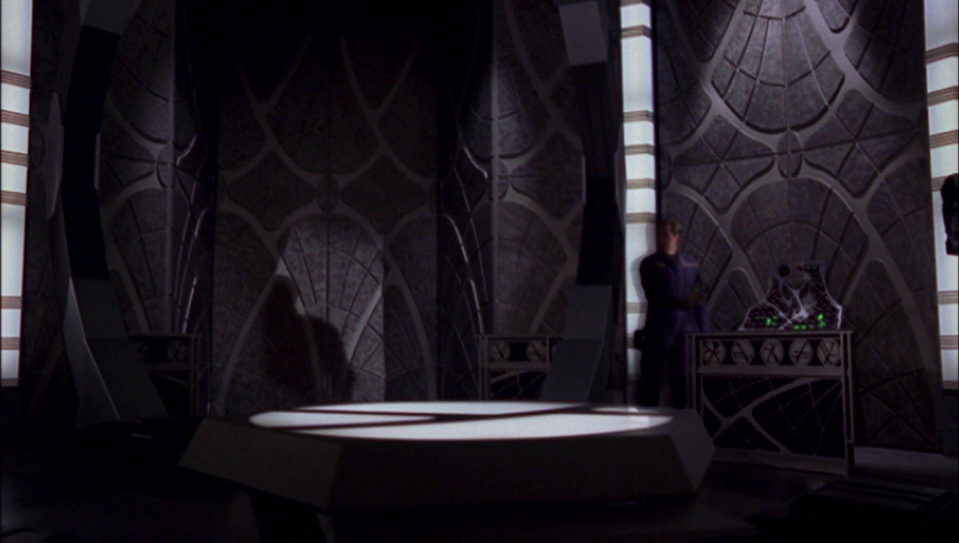 ariane179254_Enterprise_1x01-1x02_BrokenBow_5555.jpg