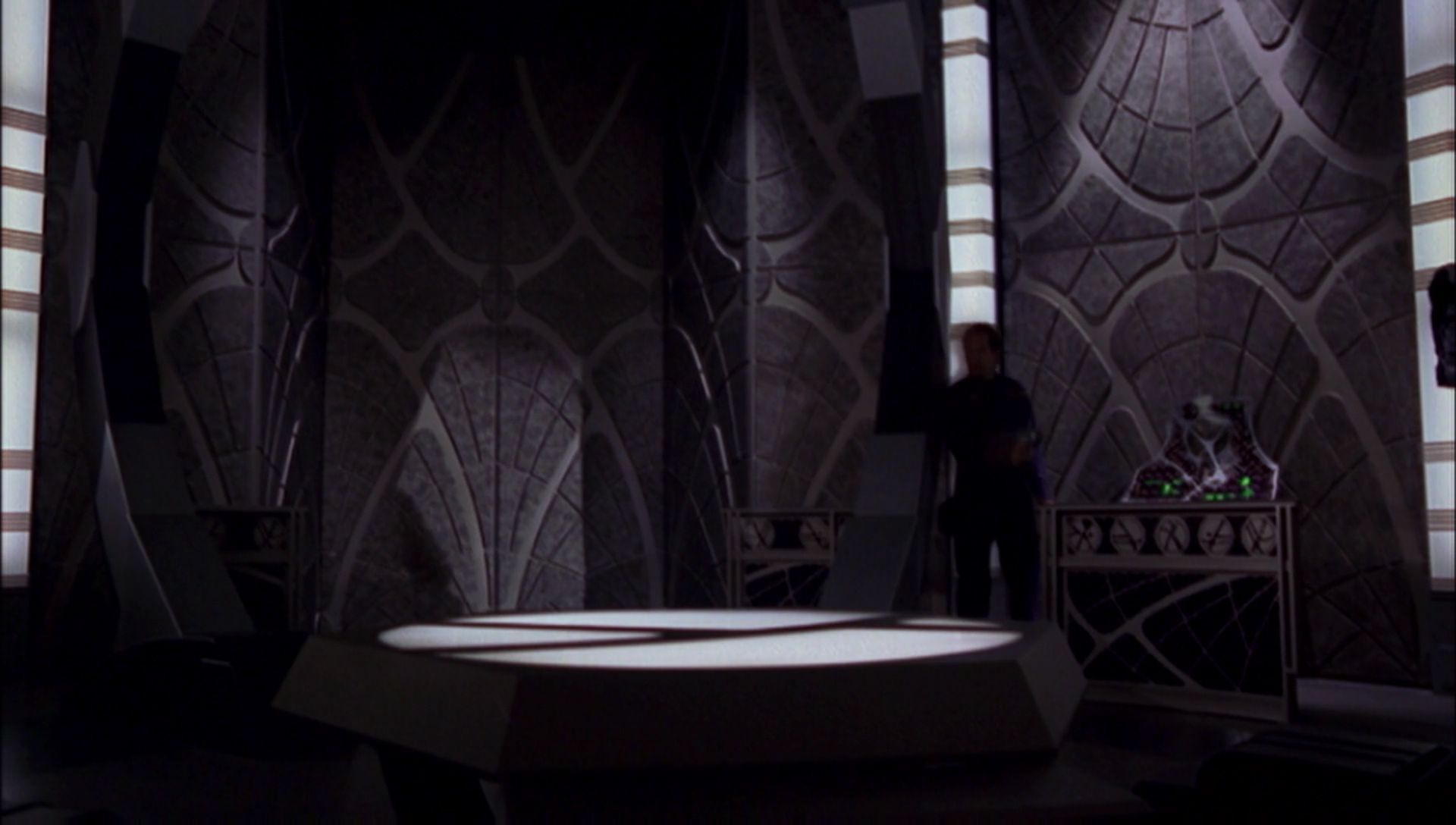 ariane179254_Enterprise_1x01-1x02_BrokenBow_5556.jpg