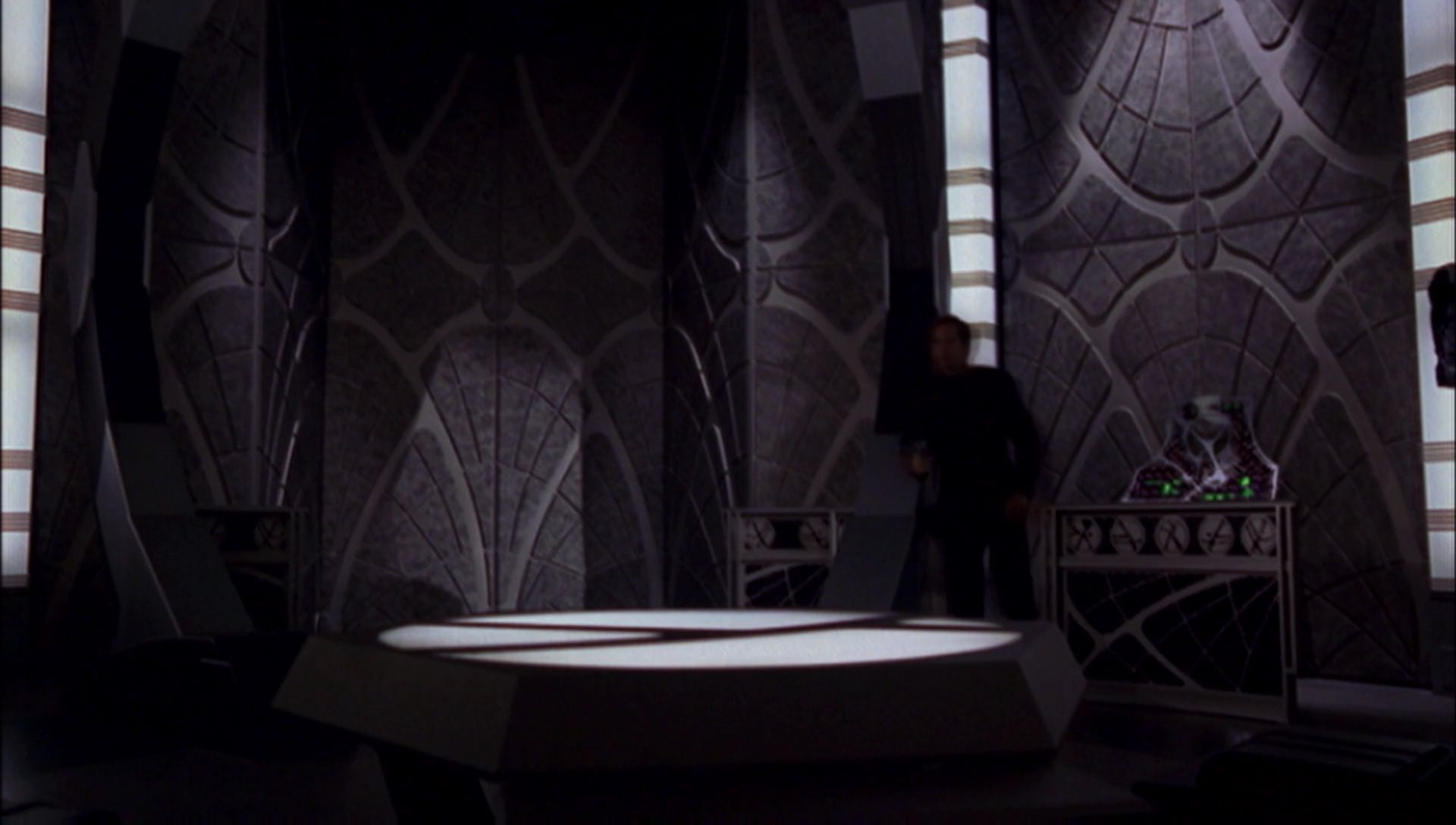 ariane179254_Enterprise_1x01-1x02_BrokenBow_5558.jpg