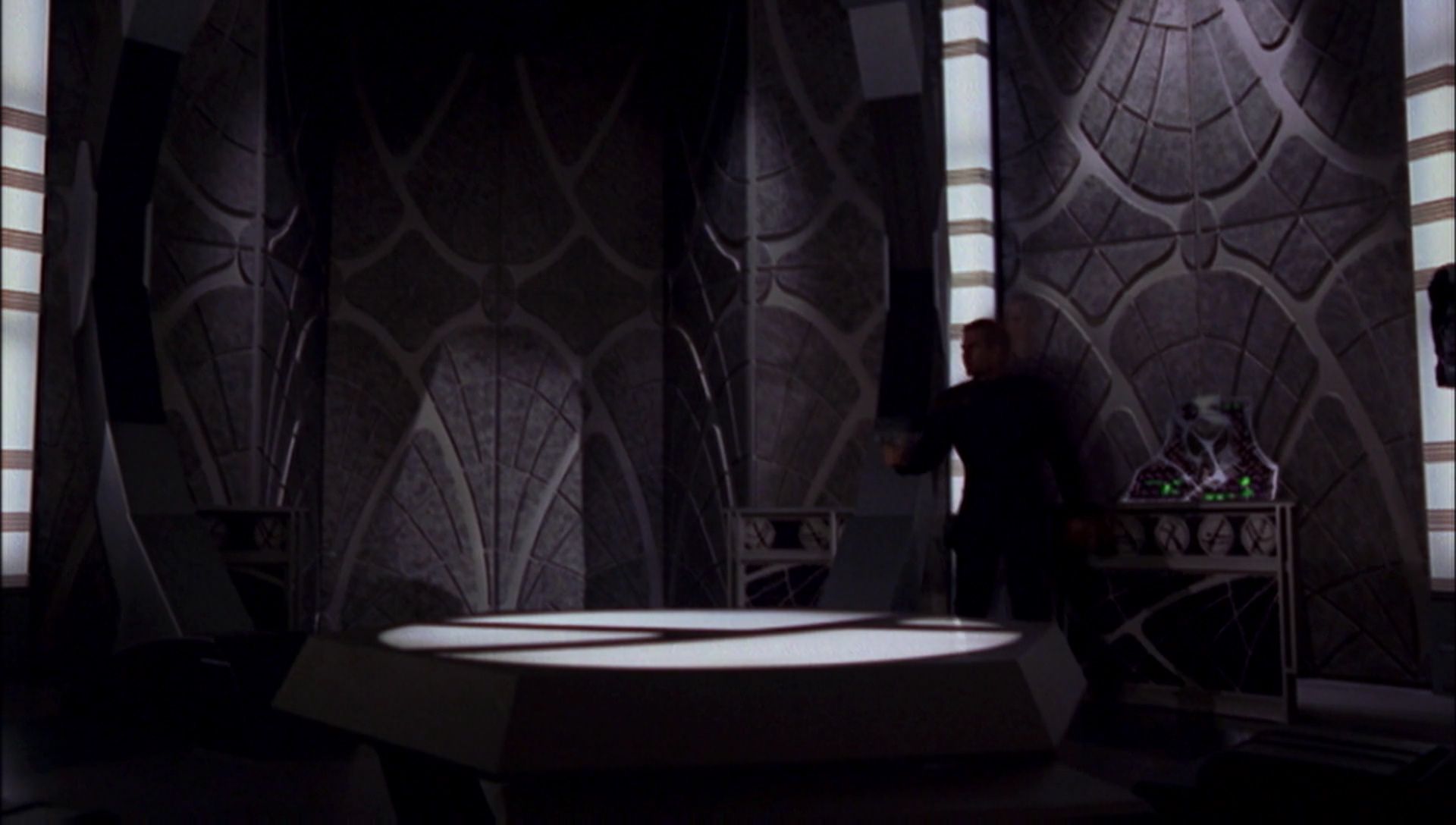 ariane179254_Enterprise_1x01-1x02_BrokenBow_5559.jpg