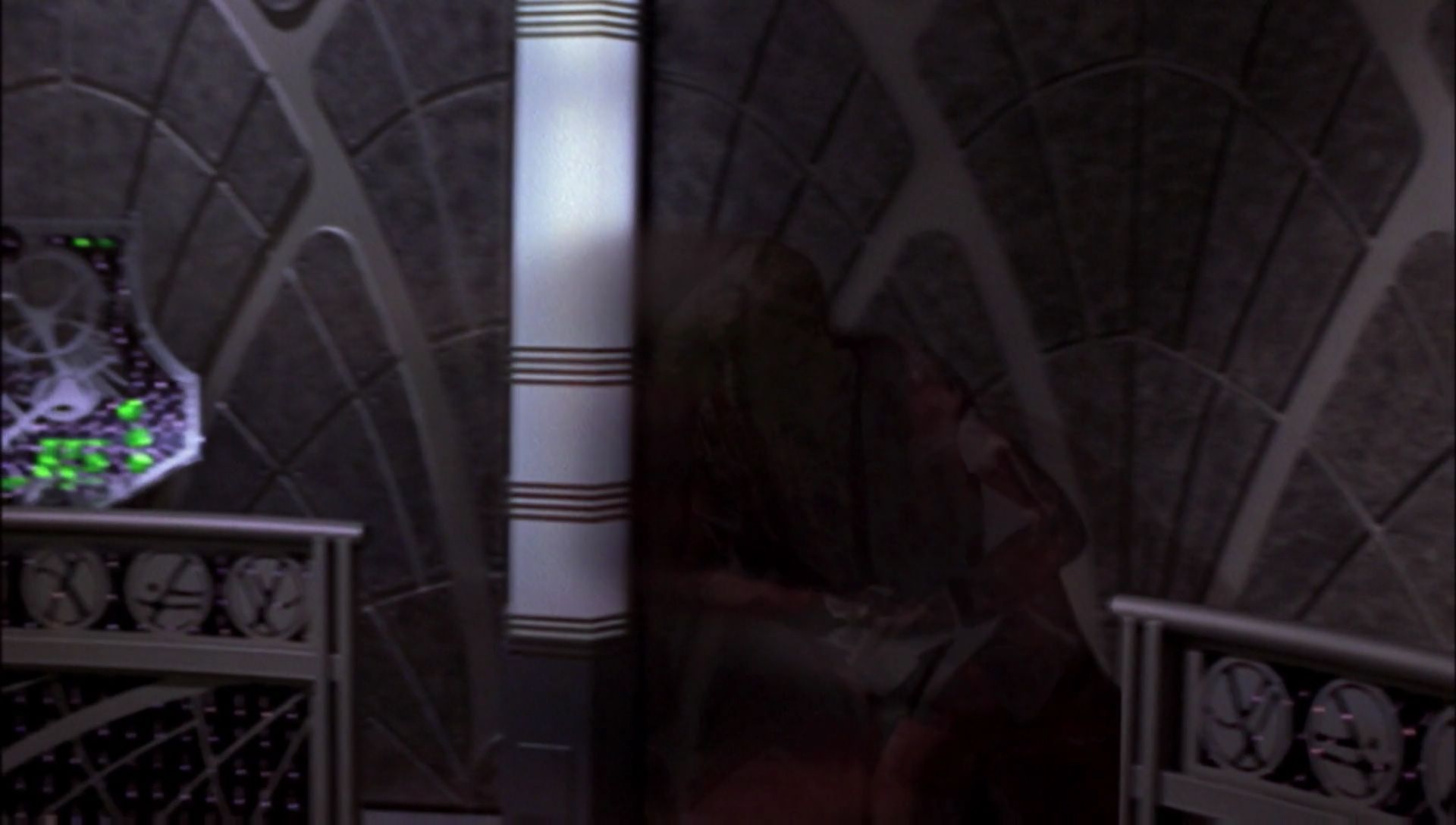ariane179254_Enterprise_1x01-1x02_BrokenBow_5565.jpg