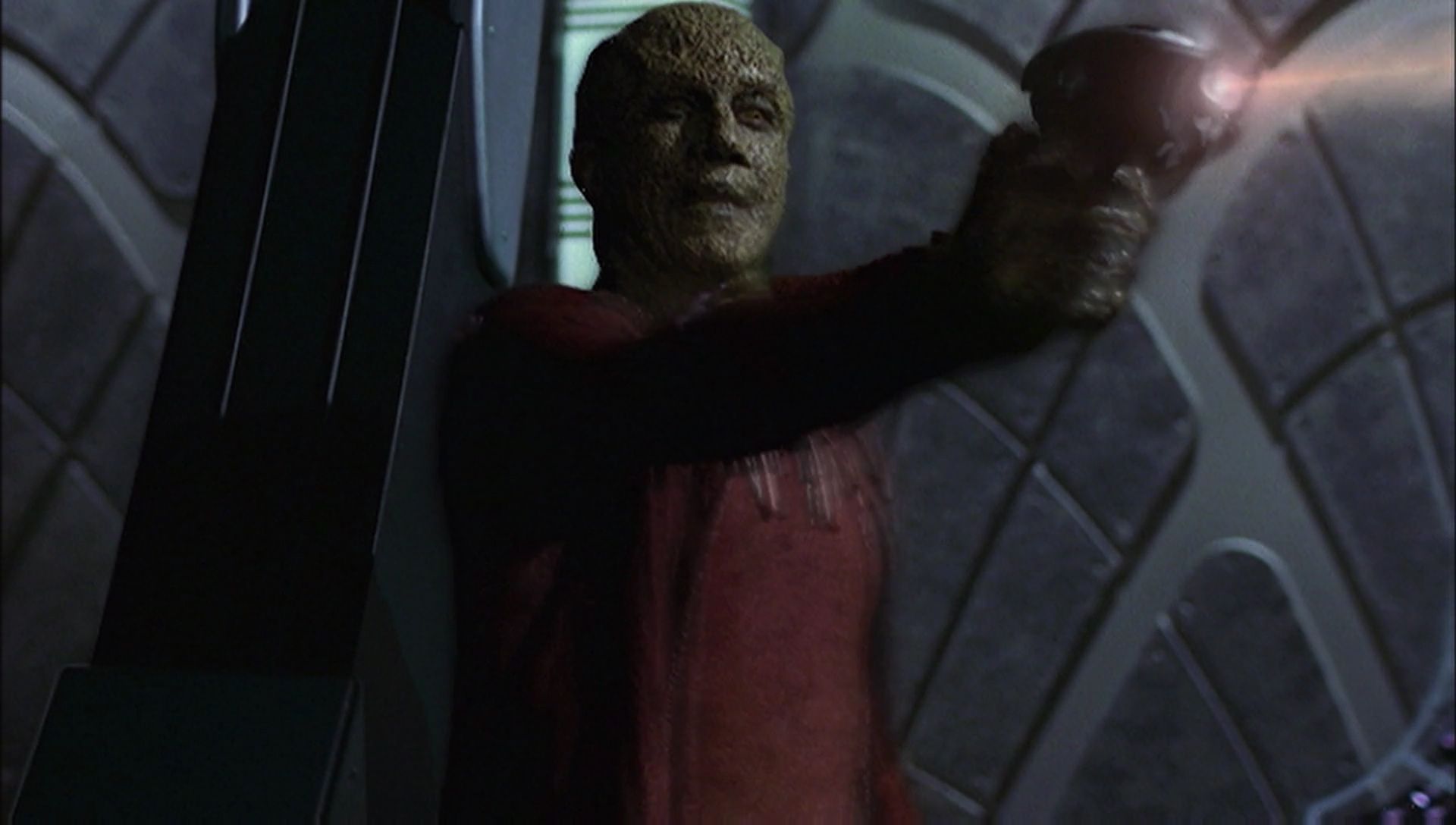 ariane179254_Enterprise_1x01-1x02_BrokenBow_5646.jpg