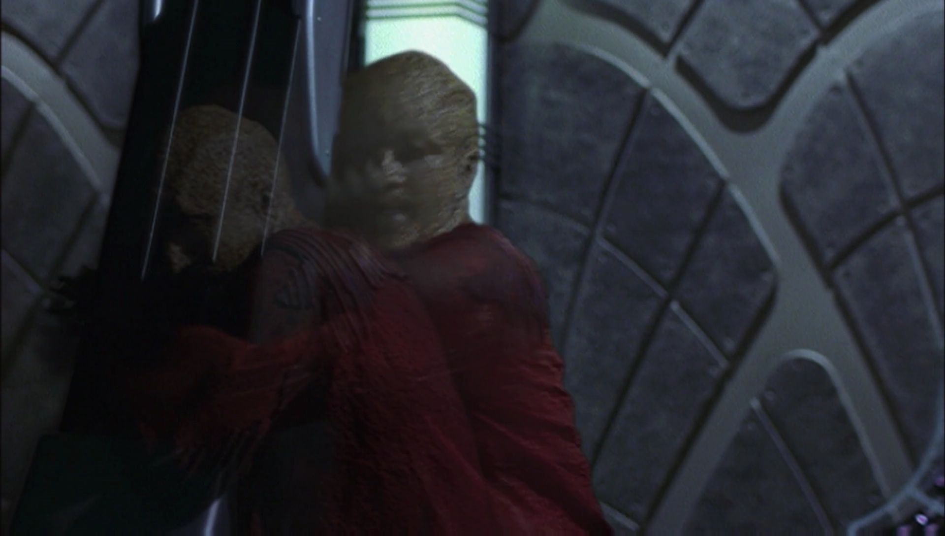ariane179254_Enterprise_1x01-1x02_BrokenBow_5651.jpg