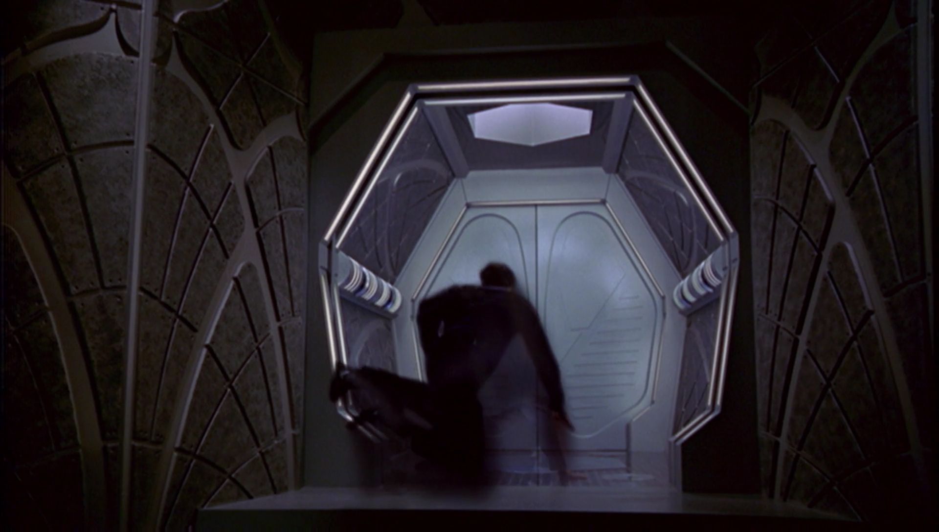 ariane179254_Enterprise_1x01-1x02_BrokenBow_5657.jpg