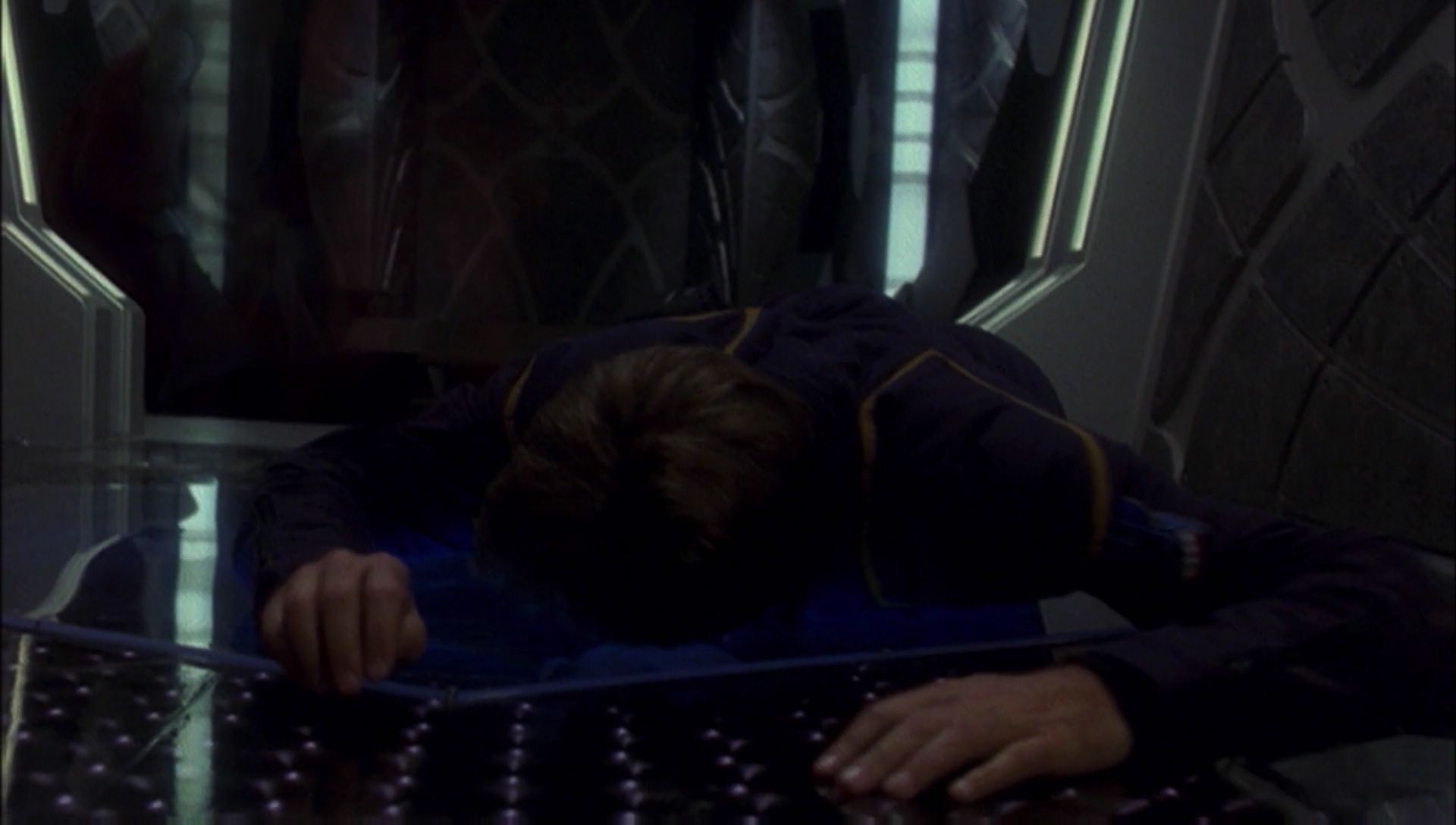ariane179254_Enterprise_1x01-1x02_BrokenBow_5658.jpg