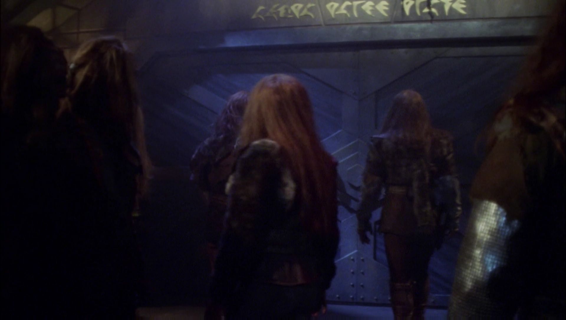 ariane179254_Enterprise_1x01-1x02_BrokenBow_5774.jpg