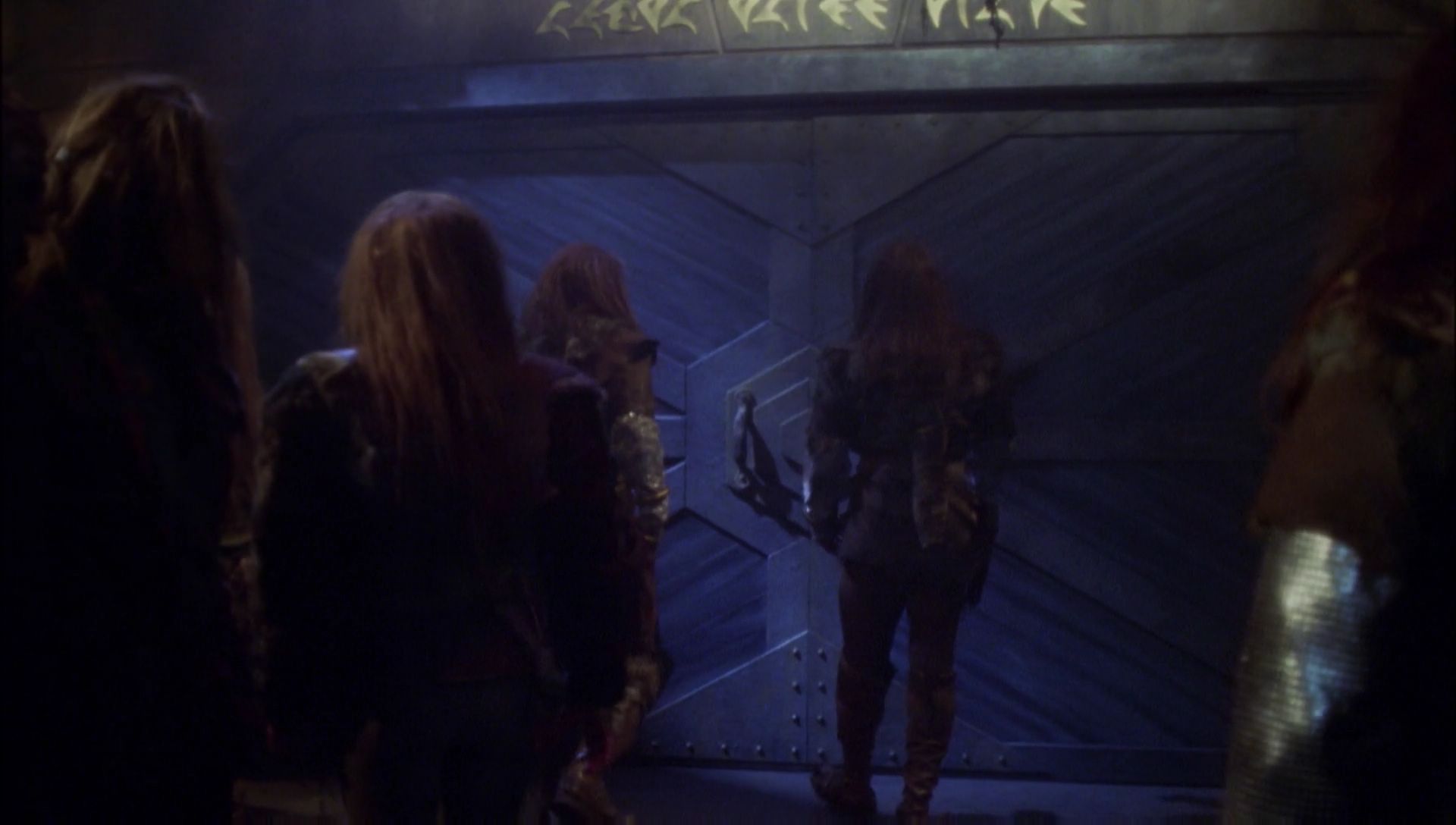 ariane179254_Enterprise_1x01-1x02_BrokenBow_5775.jpg