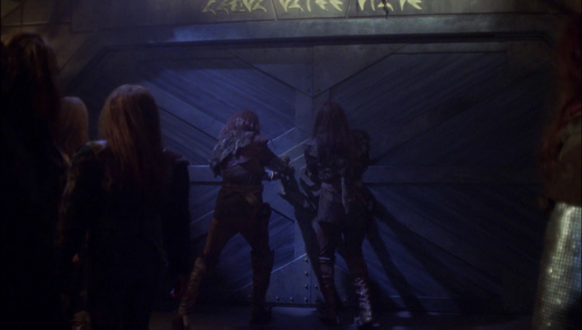 ariane179254_Enterprise_1x01-1x02_BrokenBow_5776.jpg