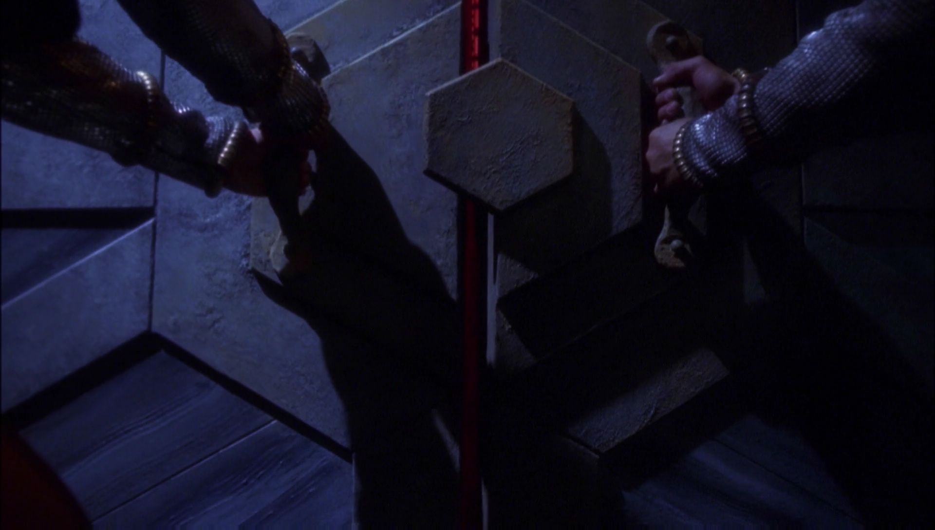 ariane179254_Enterprise_1x01-1x02_BrokenBow_5778.jpg