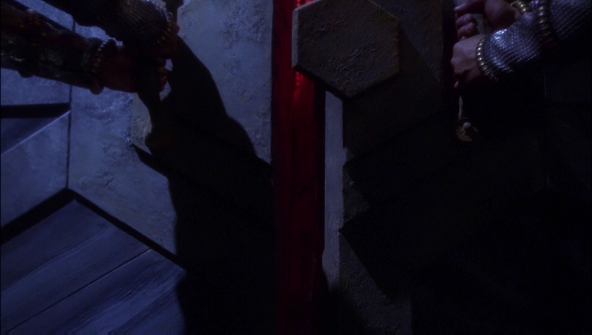 ariane179254_Enterprise_1x01-1x02_BrokenBow_5779.jpg