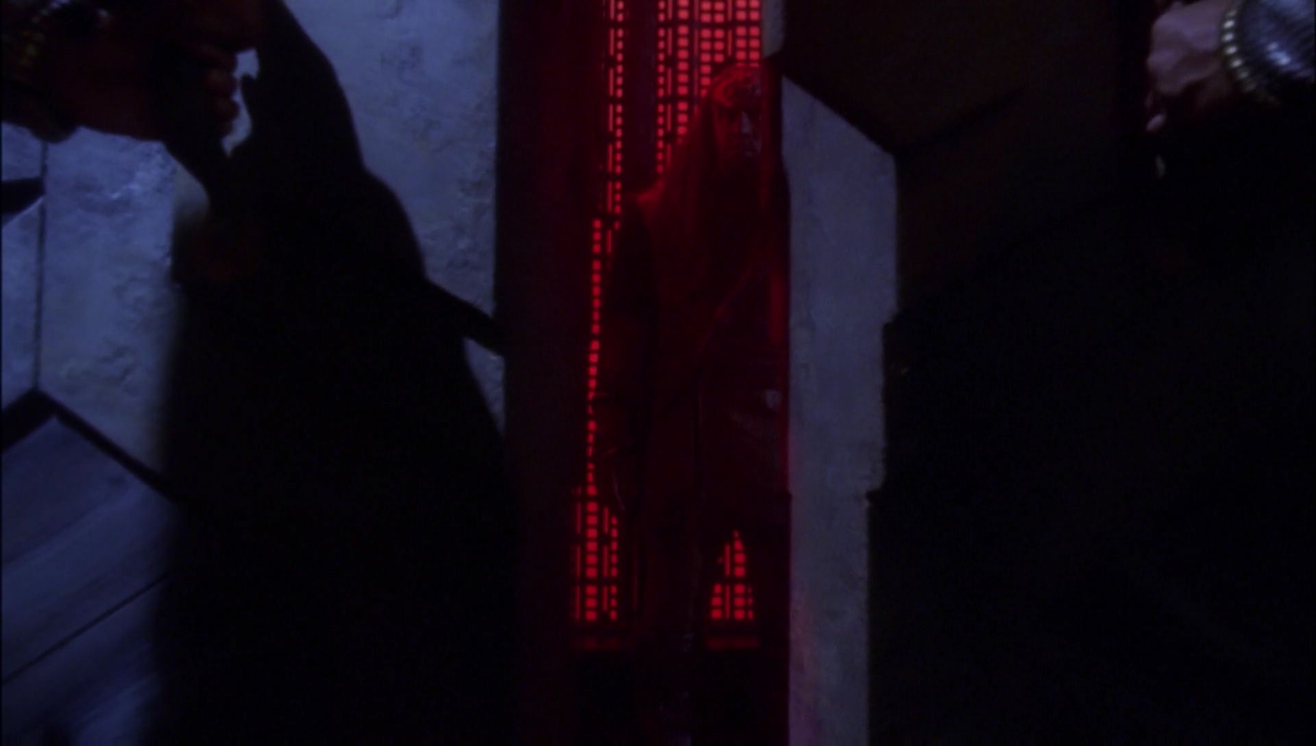 ariane179254_Enterprise_1x01-1x02_BrokenBow_5780.jpg