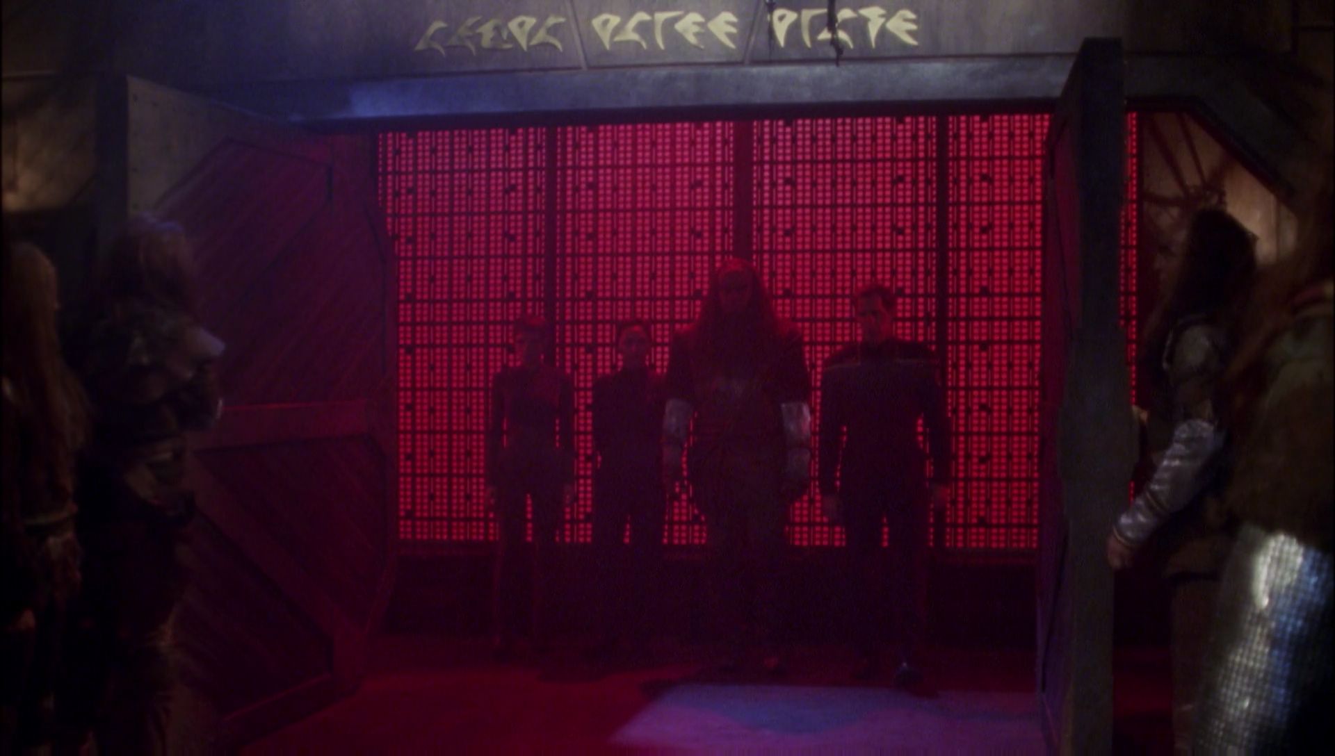 ariane179254_Enterprise_1x01-1x02_BrokenBow_5788.jpg