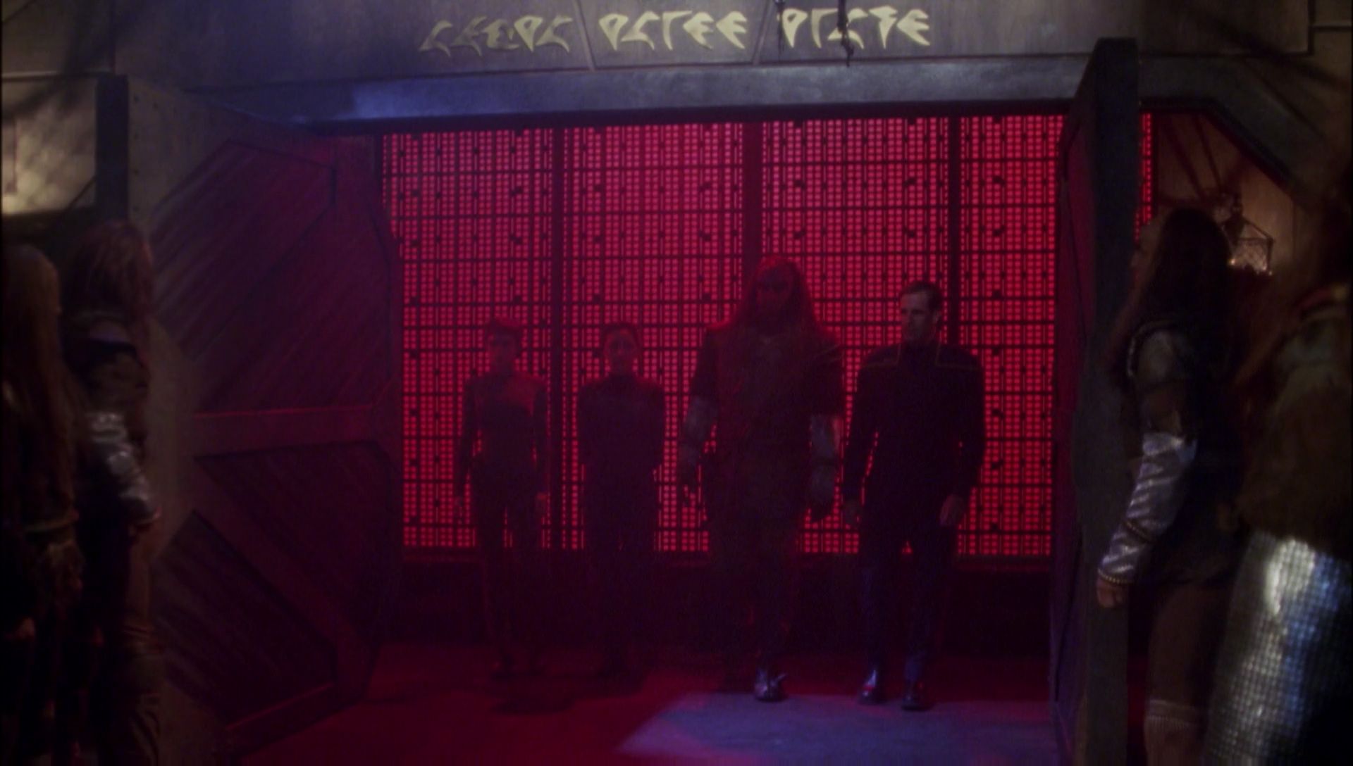 ariane179254_Enterprise_1x01-1x02_BrokenBow_5789.jpg