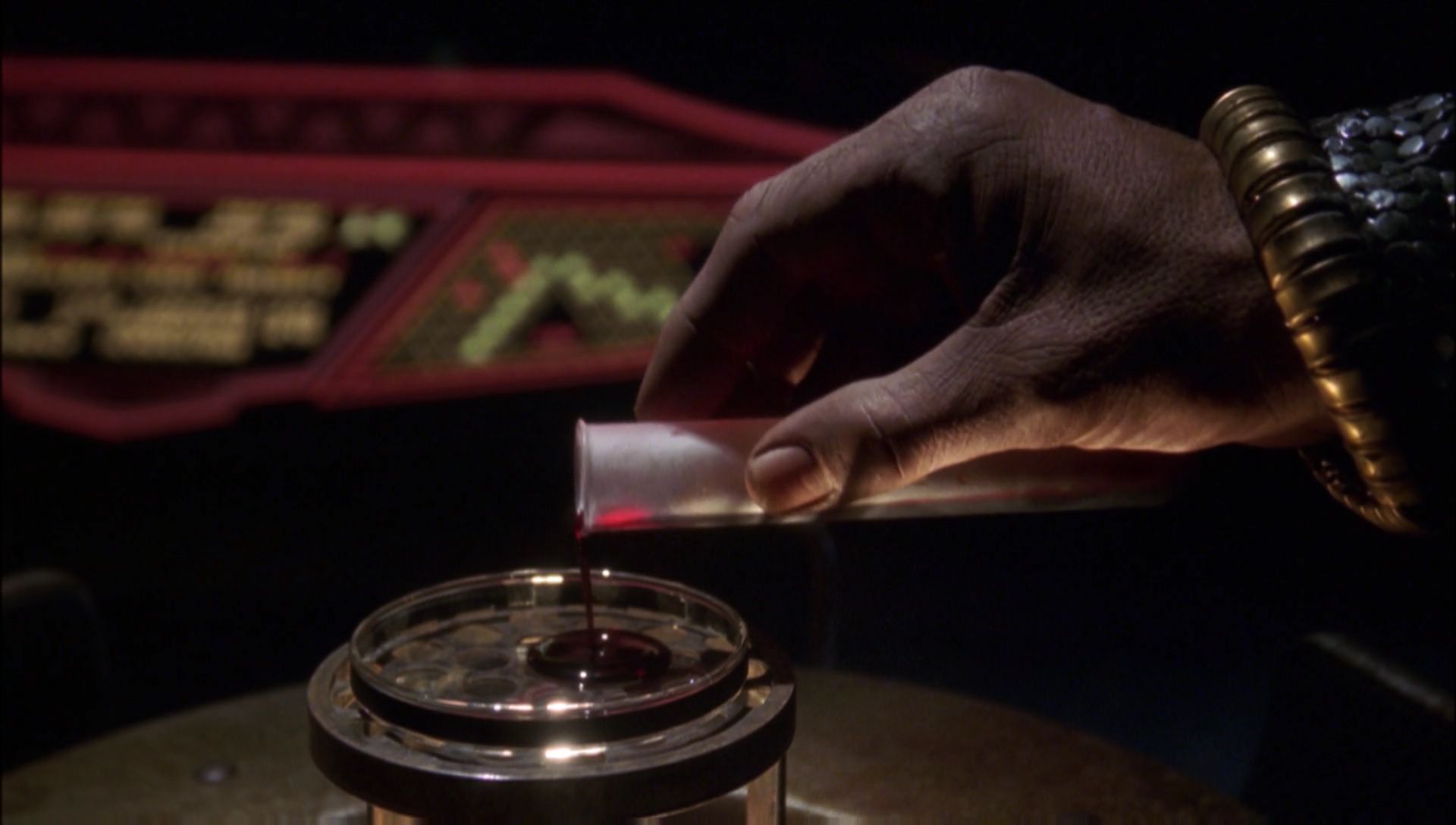 ariane179254_Enterprise_1x01-1x02_BrokenBow_5852.jpg