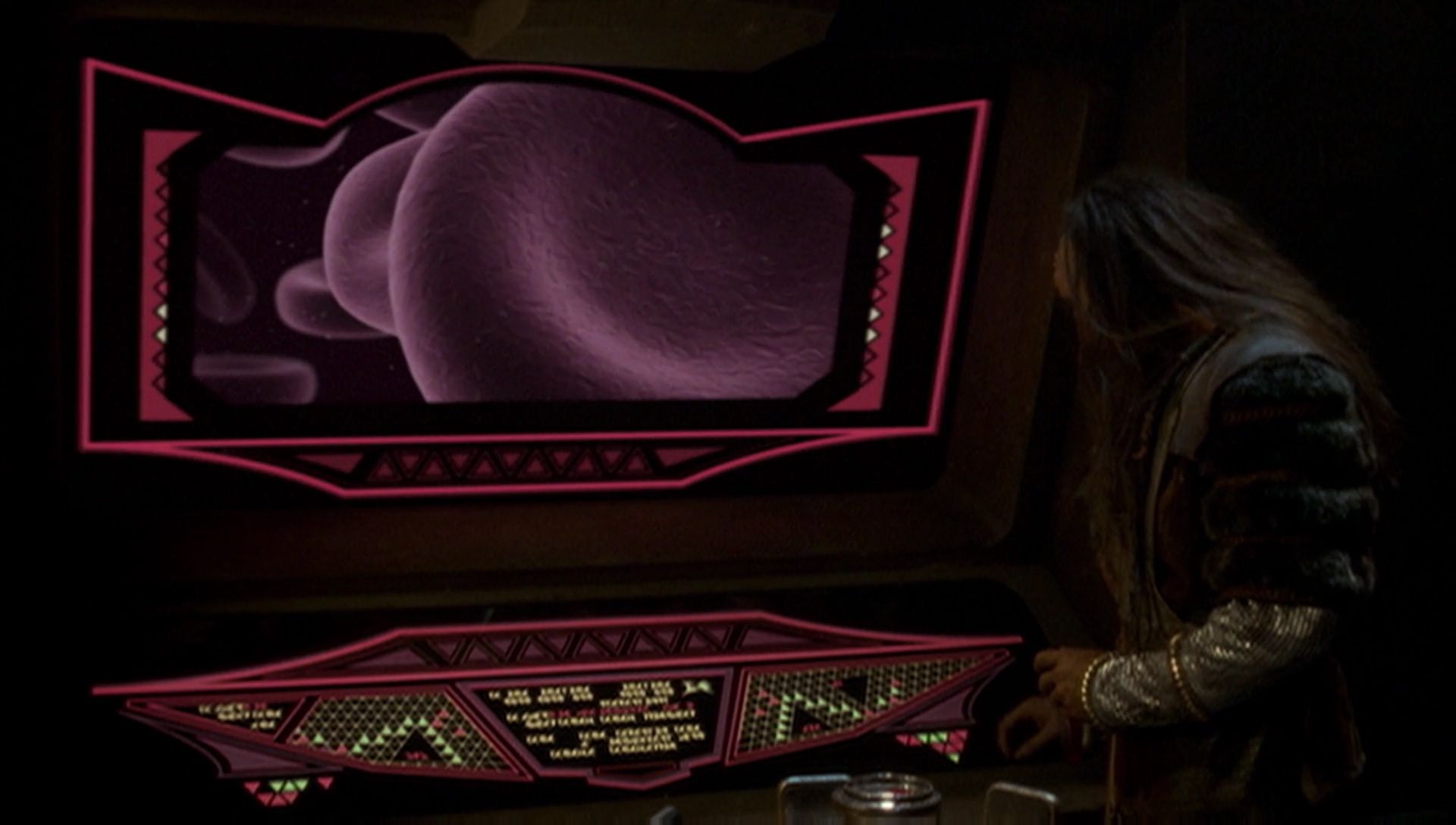ariane179254_Enterprise_1x01-1x02_BrokenBow_5857.jpg