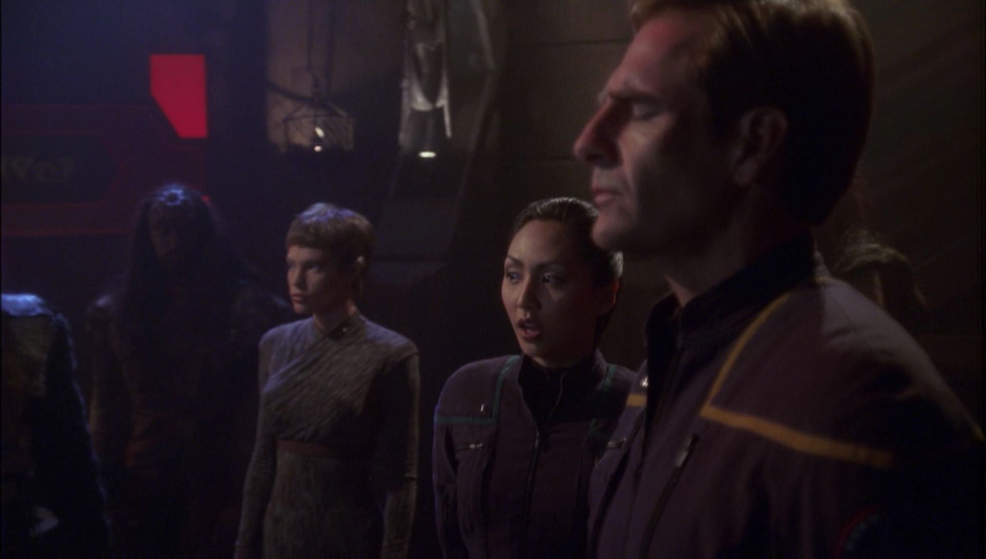 ariane179254_Enterprise_1x01-1x02_BrokenBow_5907.jpg