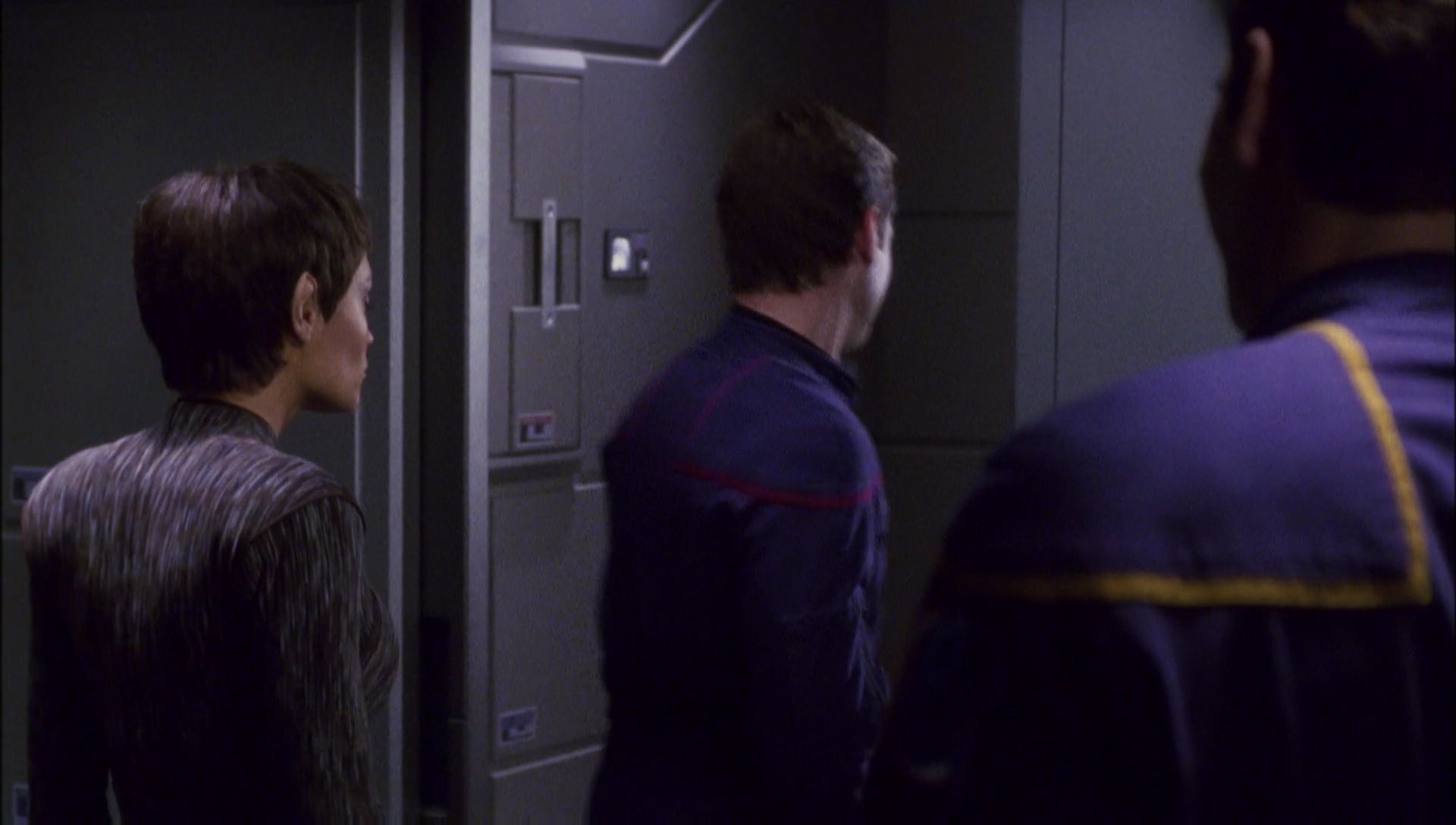ariane179254_Enterprise_1x01-1x02_BrokenBow_5997.jpg