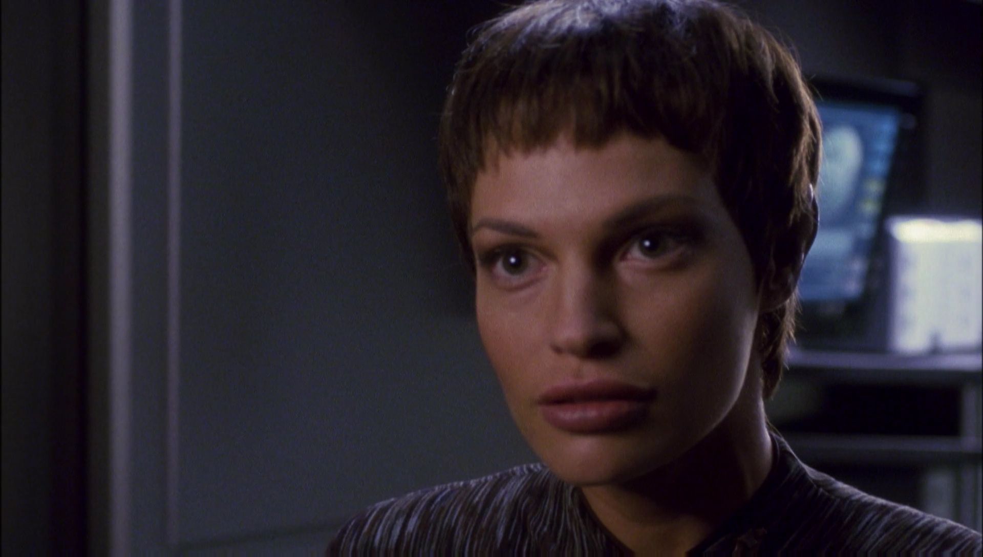 ariane179254_Enterprise_1x01-1x02_BrokenBow_6086.jpg