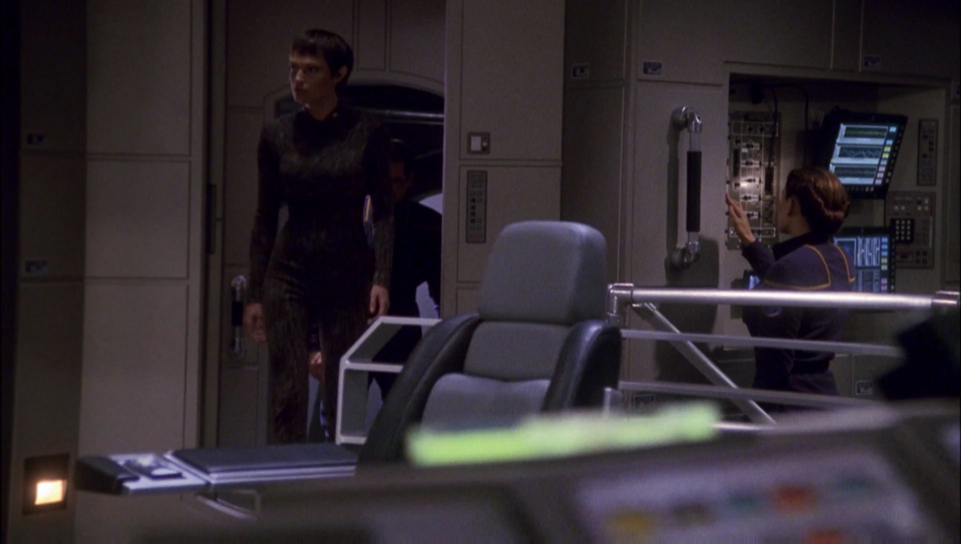 ariane179254_Enterprise_1x01-1x02_BrokenBow_6091.jpg