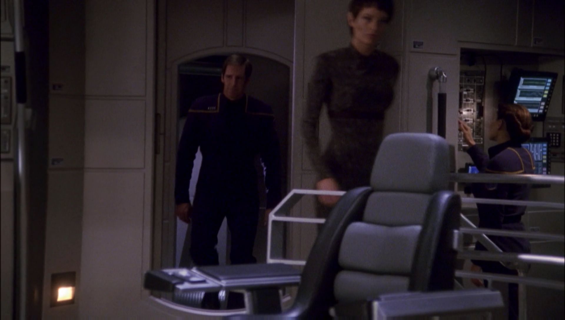ariane179254_Enterprise_1x01-1x02_BrokenBow_6093.jpg