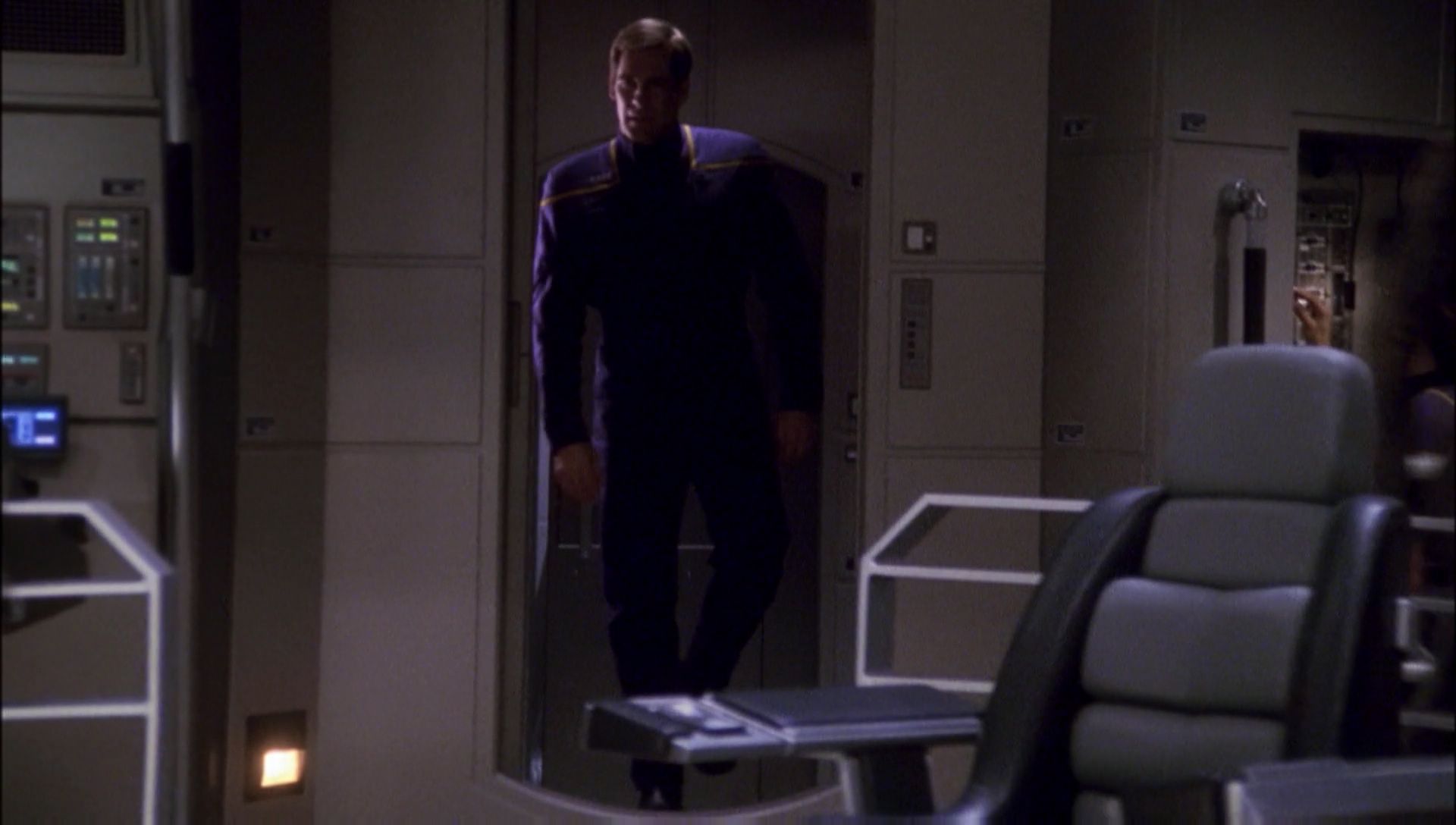 ariane179254_Enterprise_1x01-1x02_BrokenBow_6094.jpg