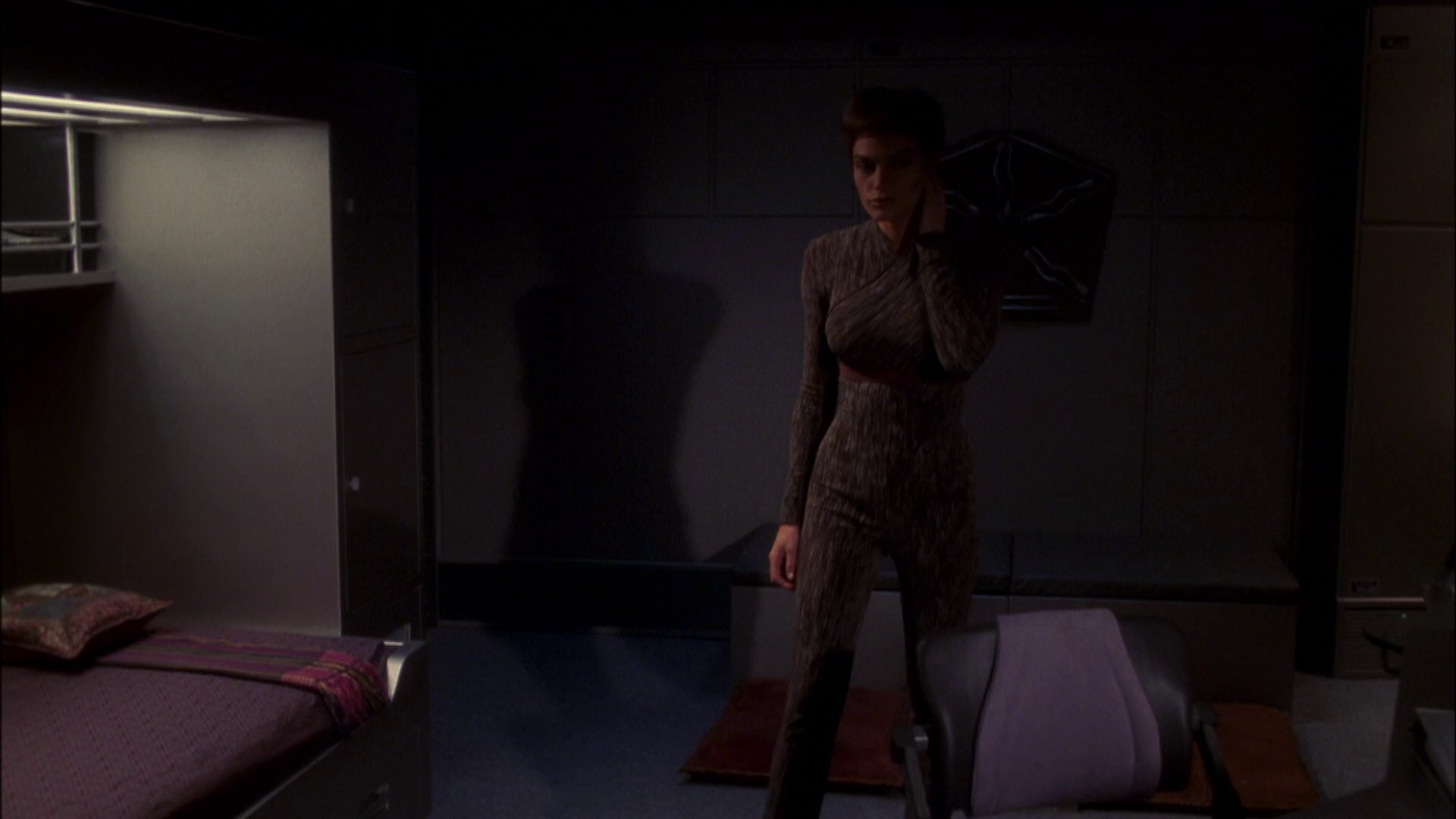 extant_StarTrek_ENT_1x08-BreakingTheIce_0317.jpg