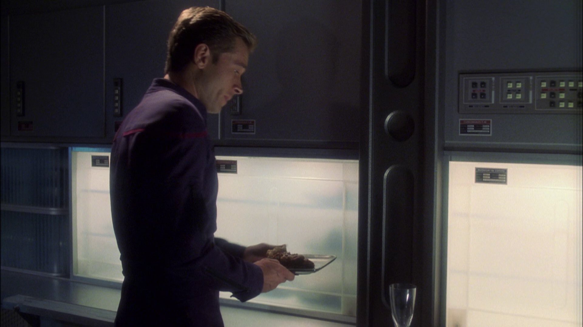 extant_StarTrek_ENT_1x08-BreakingTheIce_0356.jpg