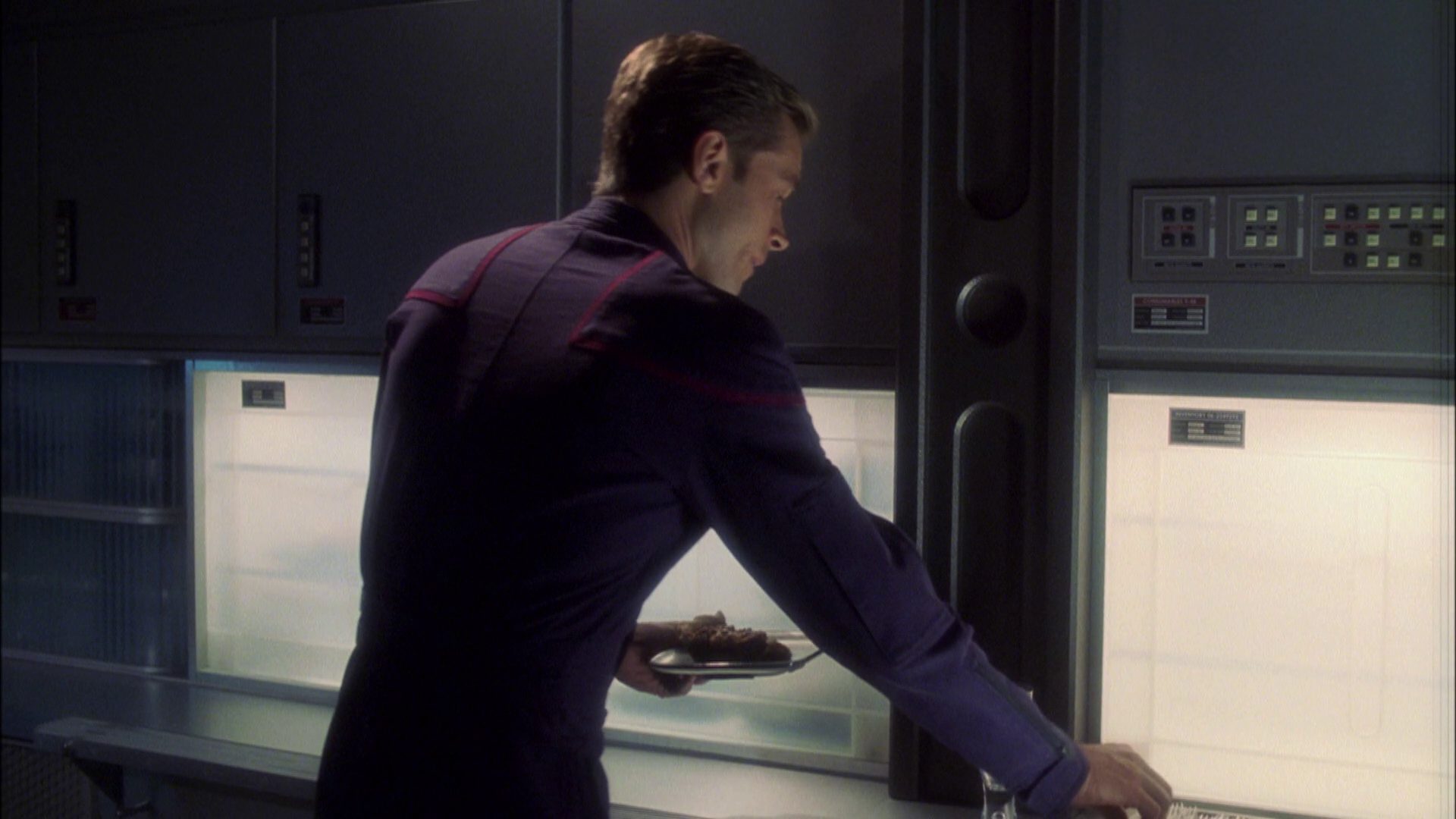 extant_StarTrek_ENT_1x08-BreakingTheIce_0357.jpg