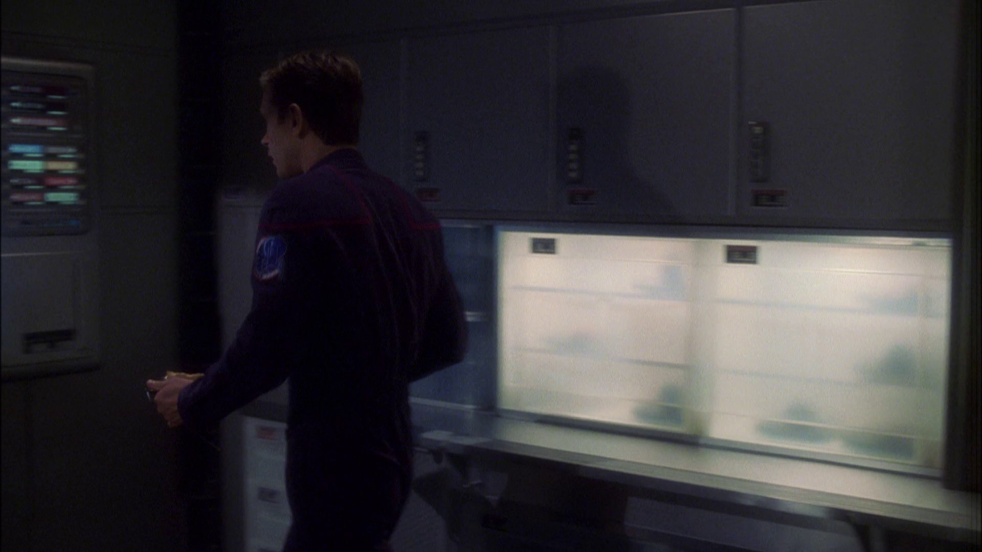 extant_StarTrek_ENT_1x08-BreakingTheIce_0361.jpg