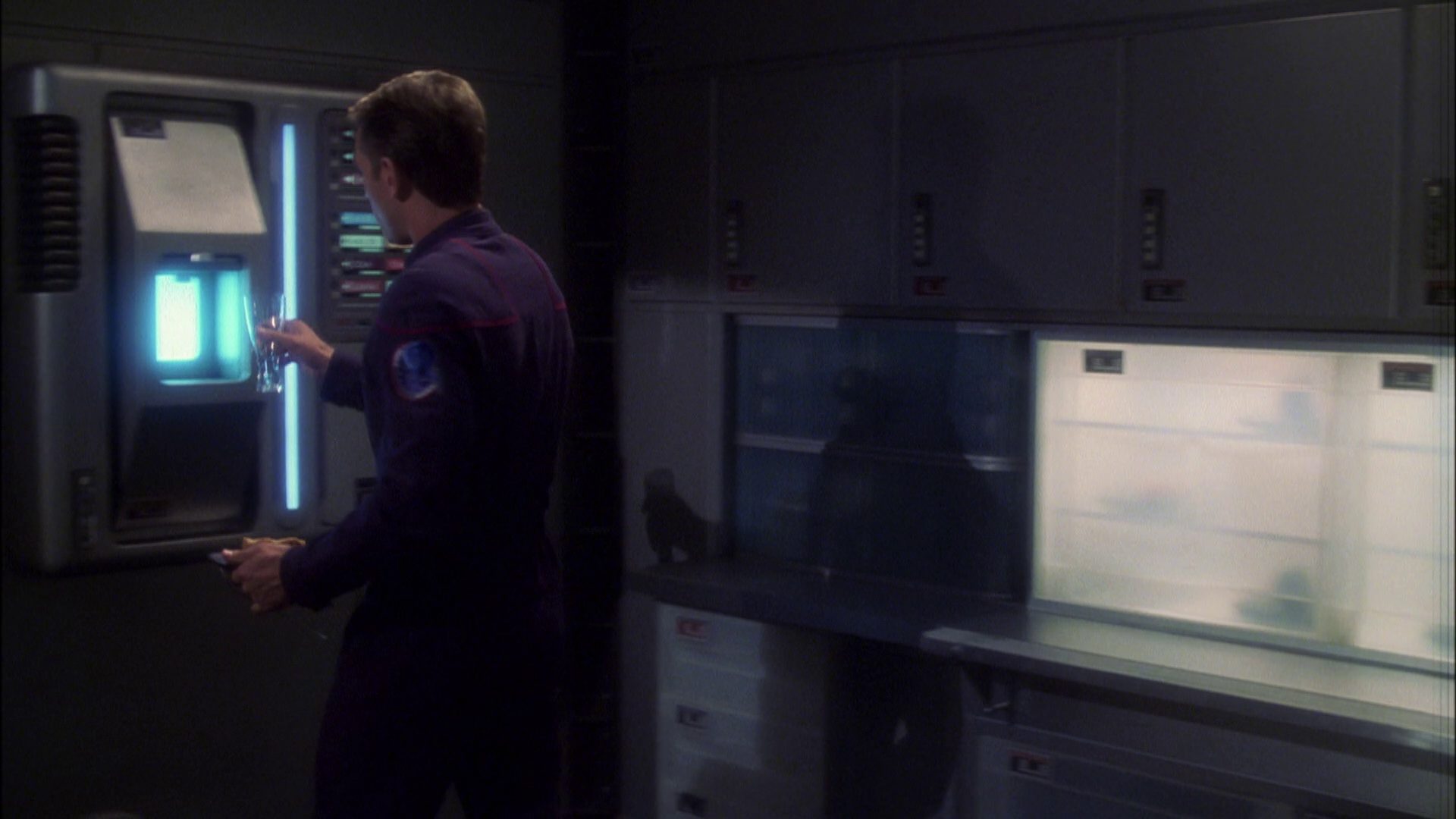 extant_StarTrek_ENT_1x08-BreakingTheIce_0362.jpg