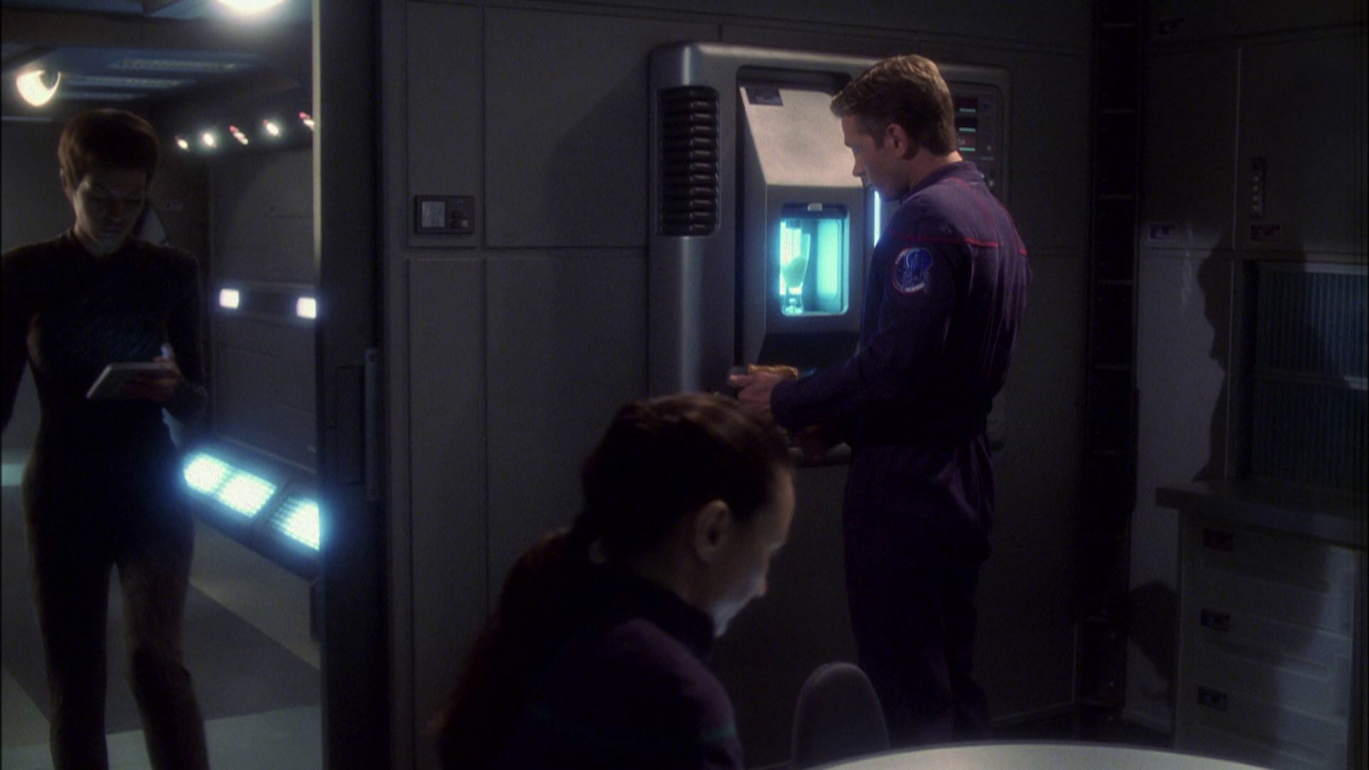 extant_StarTrek_ENT_1x08-BreakingTheIce_0368.jpg