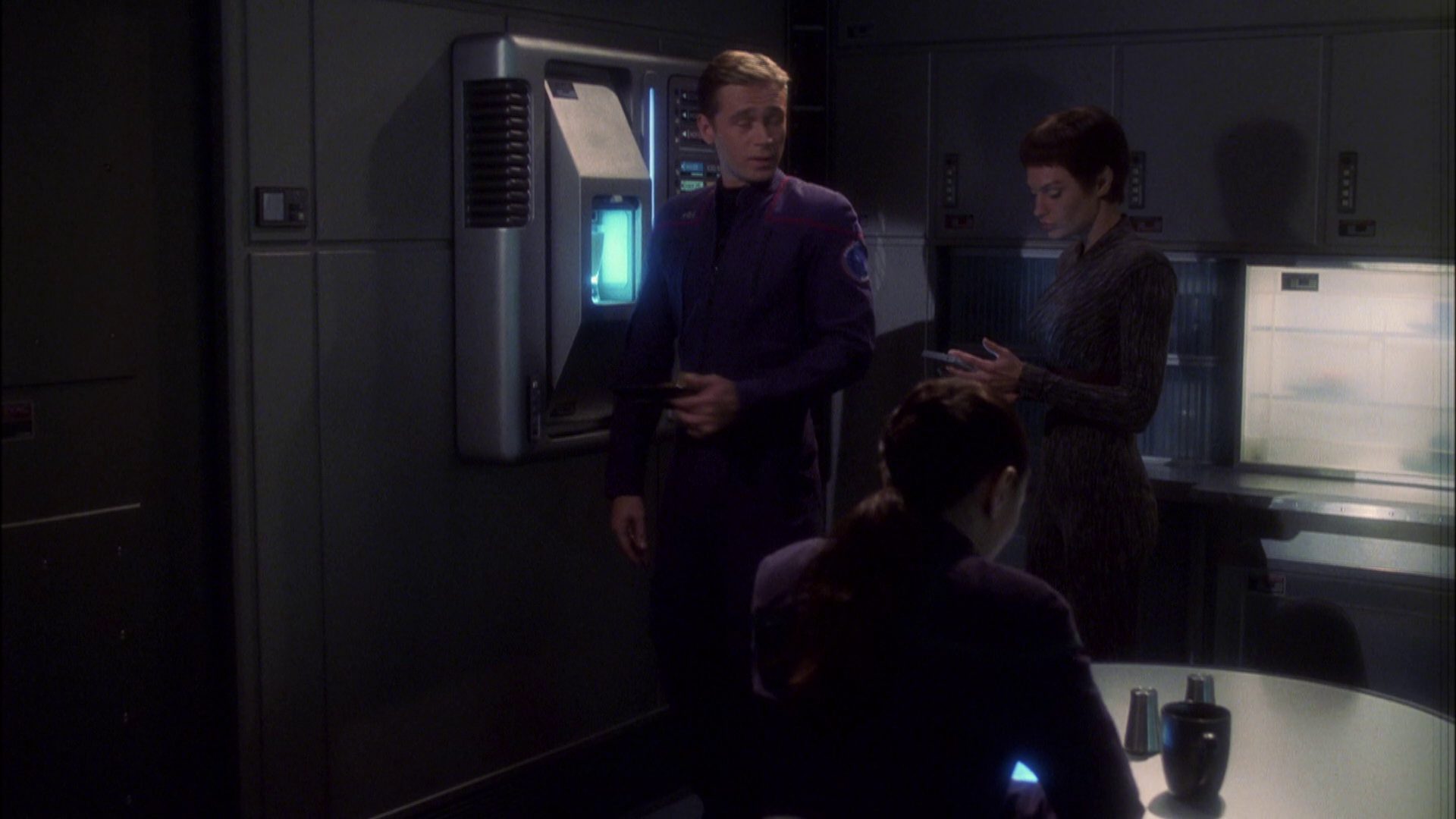 extant_StarTrek_ENT_1x08-BreakingTheIce_0378.jpg