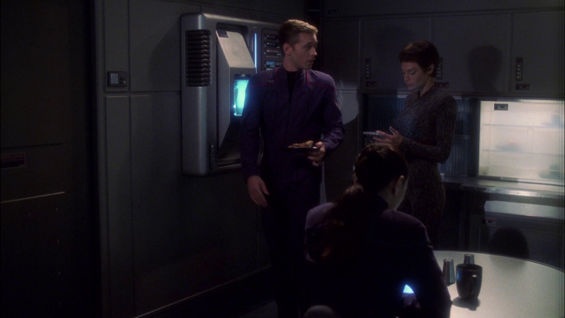 extant_StarTrek_ENT_1x08-BreakingTheIce_0379.jpg