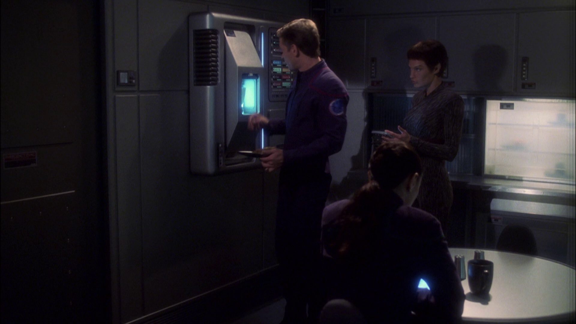 extant_StarTrek_ENT_1x08-BreakingTheIce_0380.jpg