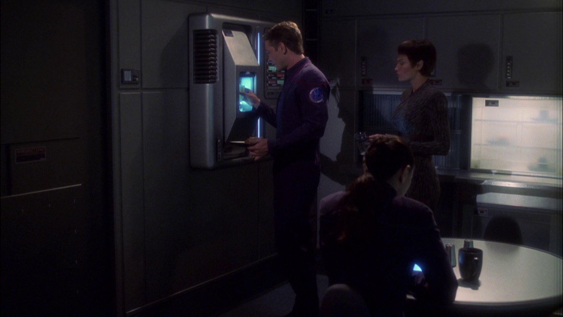 extant_StarTrek_ENT_1x08-BreakingTheIce_0381.jpg