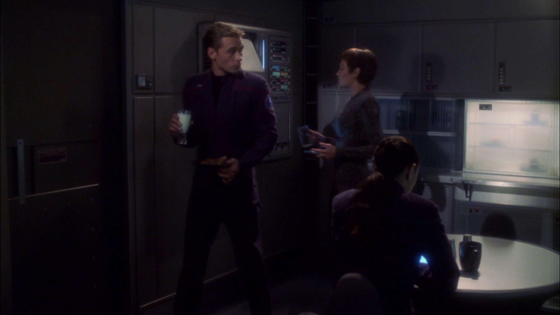 extant_StarTrek_ENT_1x08-BreakingTheIce_0383.jpg