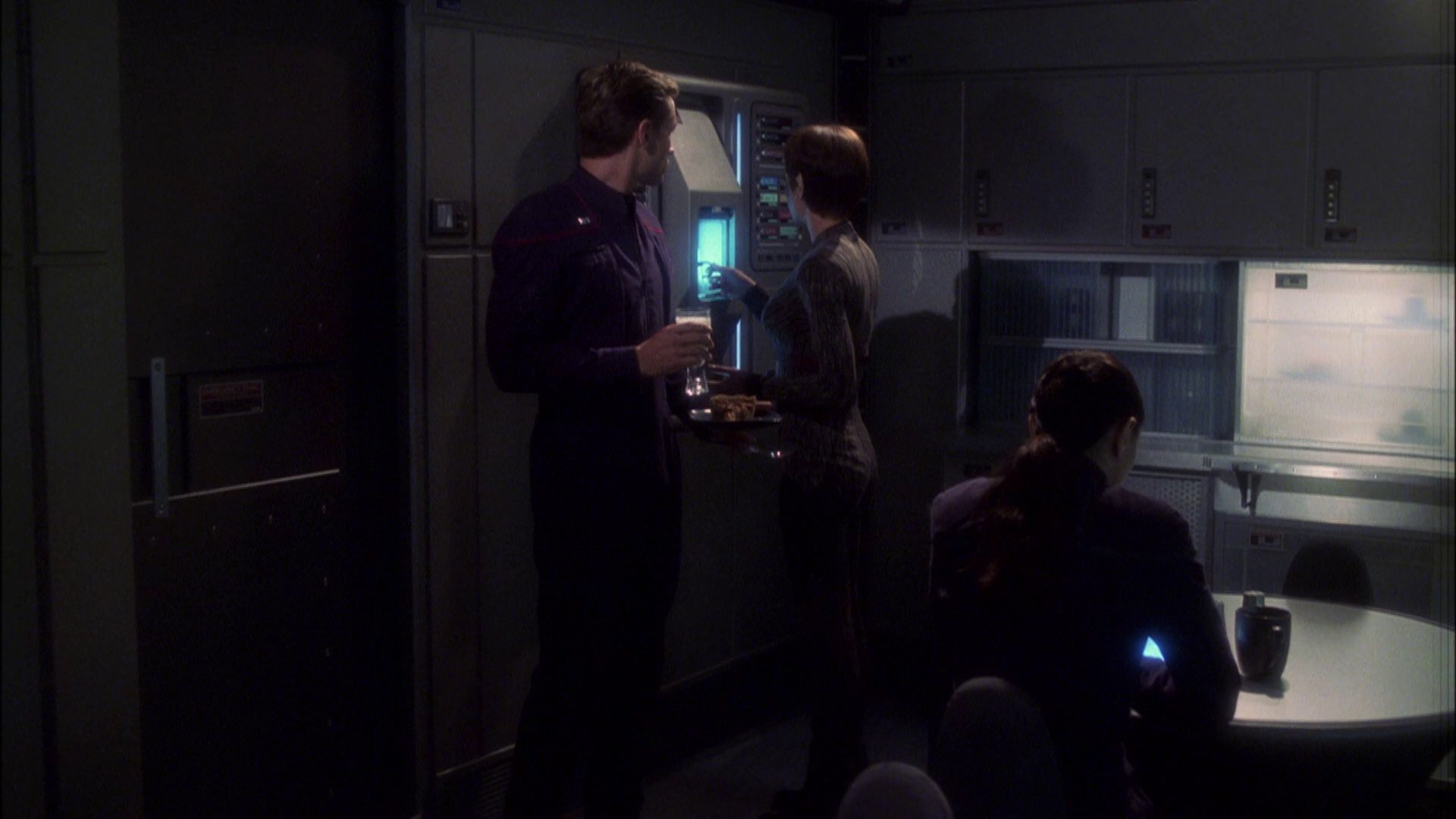 extant_StarTrek_ENT_1x08-BreakingTheIce_0385.jpg