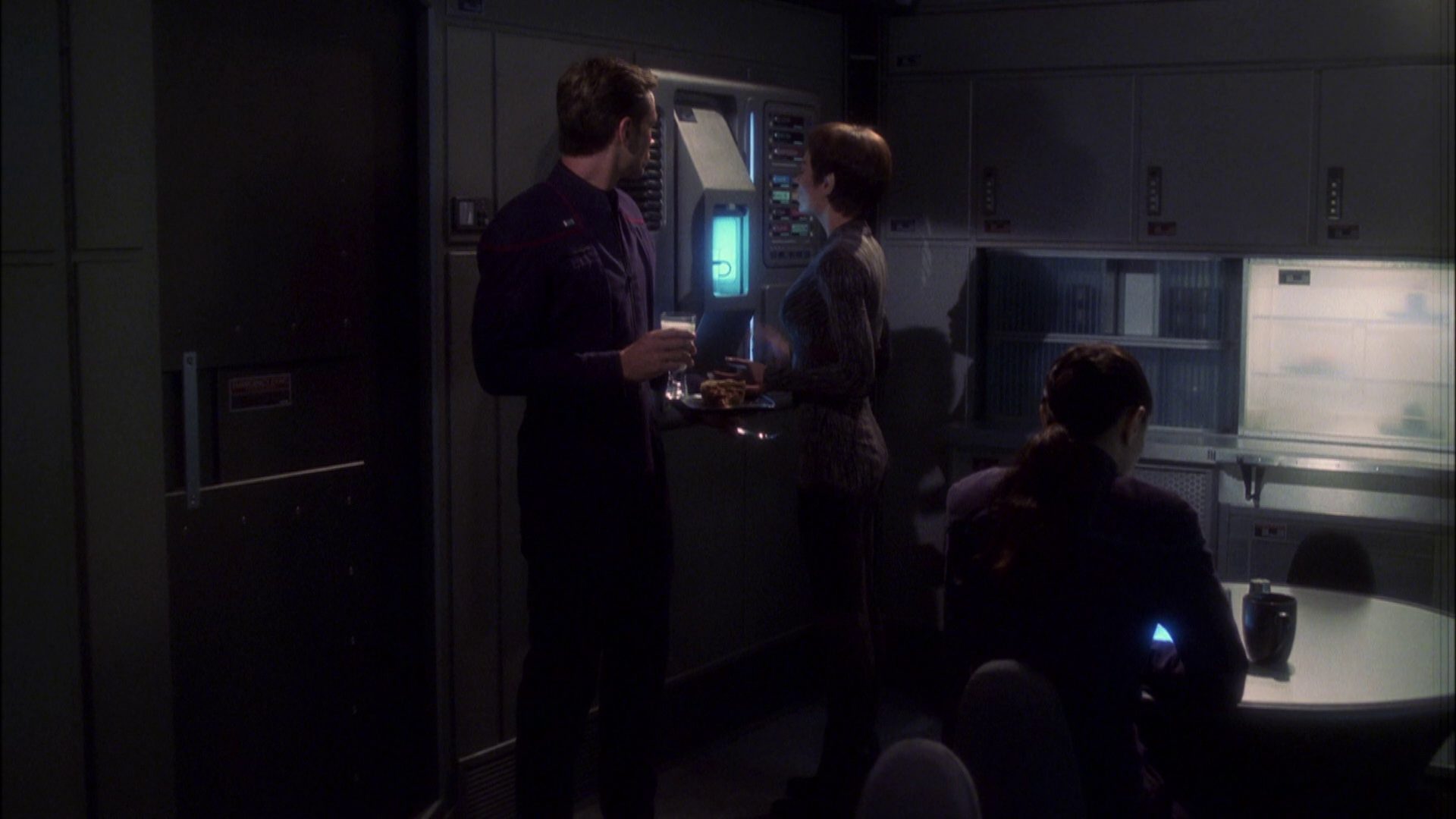 extant_StarTrek_ENT_1x08-BreakingTheIce_0386.jpg