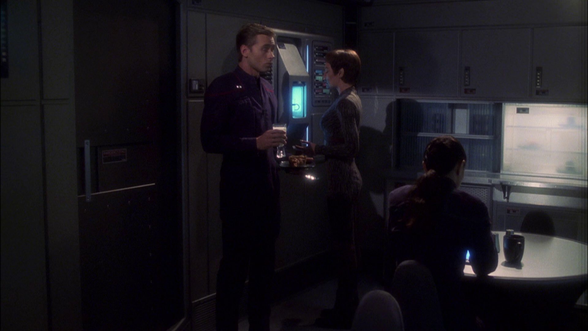 extant_StarTrek_ENT_1x08-BreakingTheIce_0387.jpg