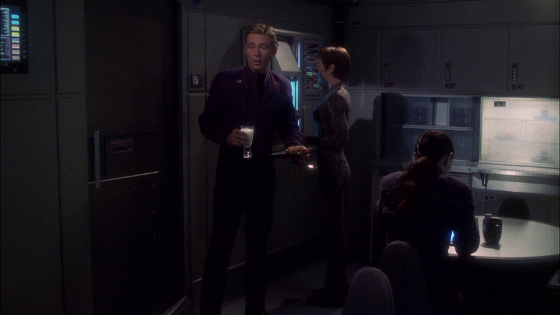 extant_StarTrek_ENT_1x08-BreakingTheIce_0388.jpg