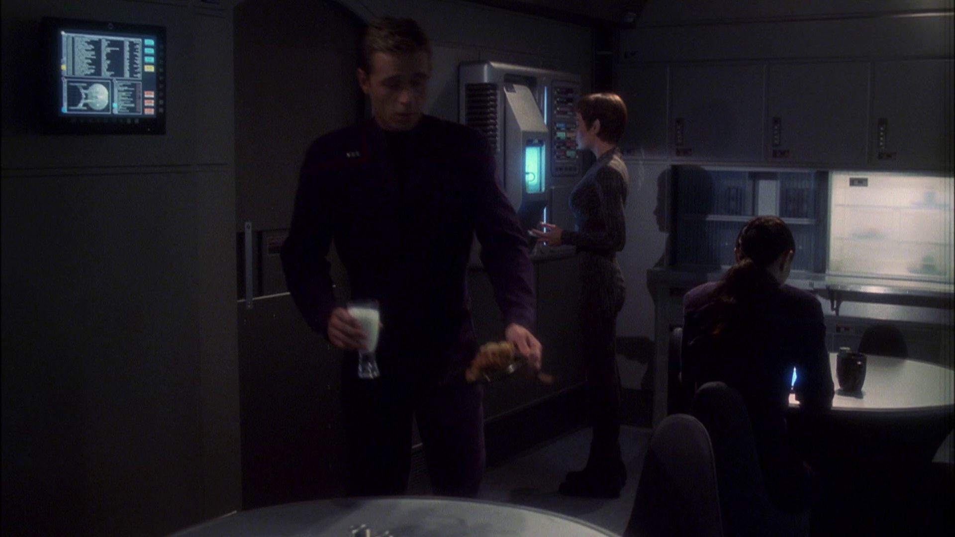 extant_StarTrek_ENT_1x08-BreakingTheIce_0391.jpg