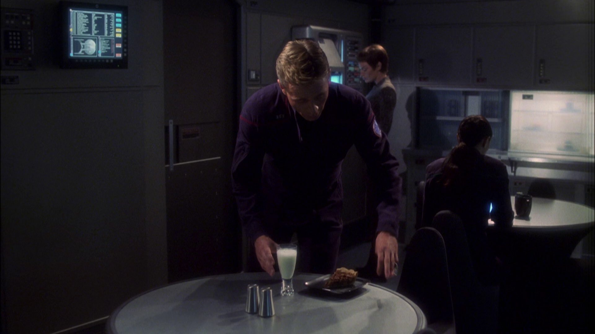 extant_StarTrek_ENT_1x08-BreakingTheIce_0393.jpg