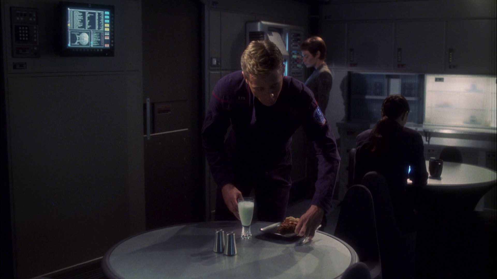 extant_StarTrek_ENT_1x08-BreakingTheIce_0394.jpg