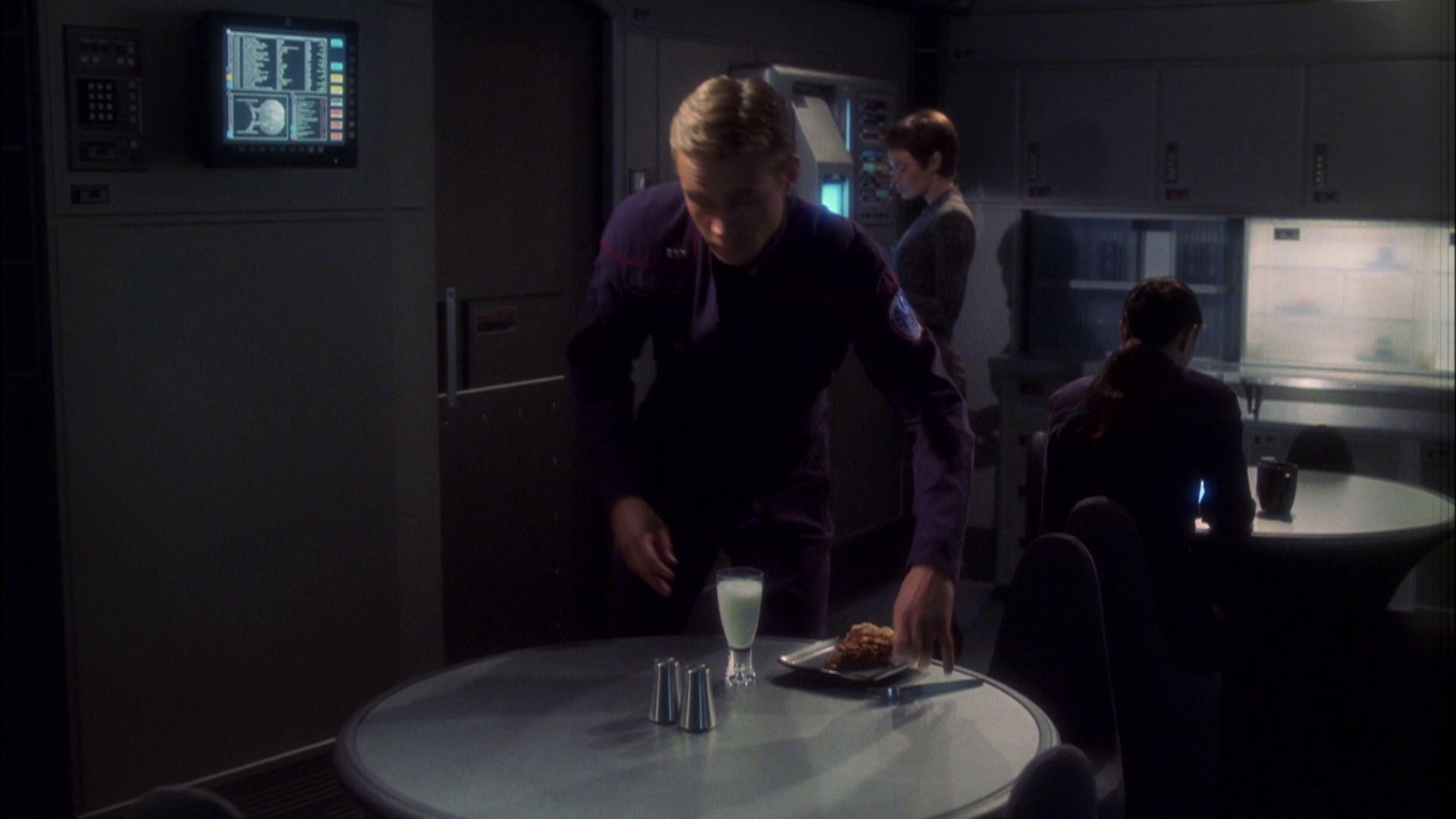 extant_StarTrek_ENT_1x08-BreakingTheIce_0395.jpg