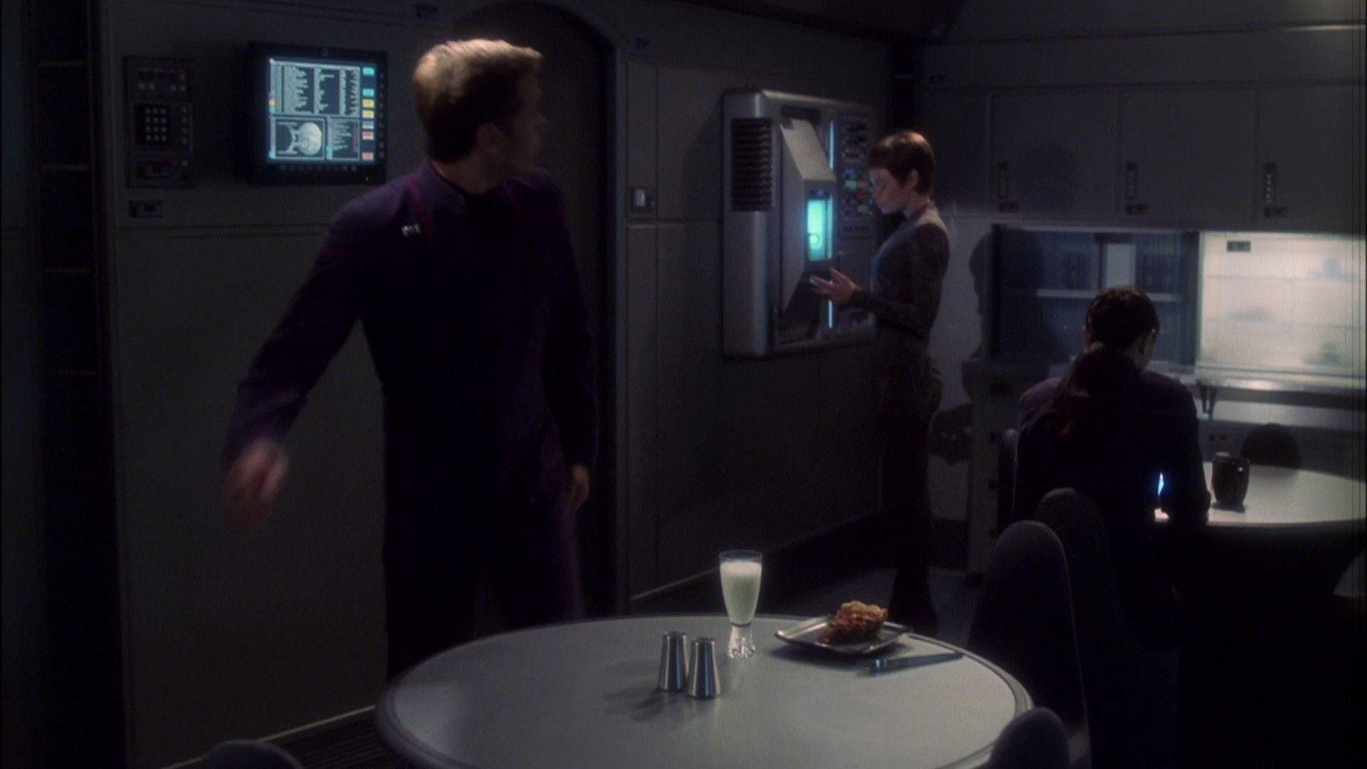 extant_StarTrek_ENT_1x08-BreakingTheIce_0396.jpg