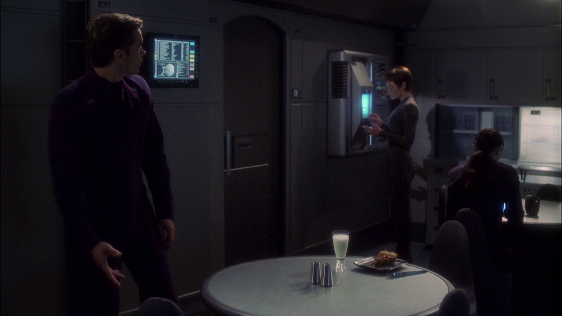 extant_StarTrek_ENT_1x08-BreakingTheIce_0398.jpg