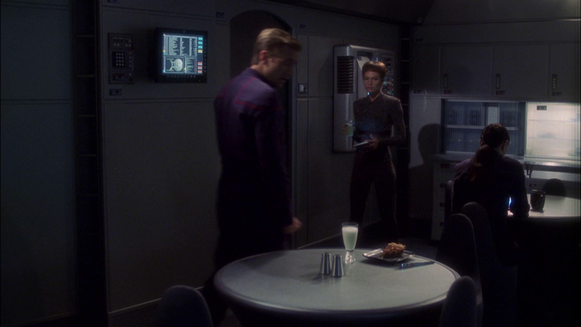 extant_StarTrek_ENT_1x08-BreakingTheIce_0407.jpg