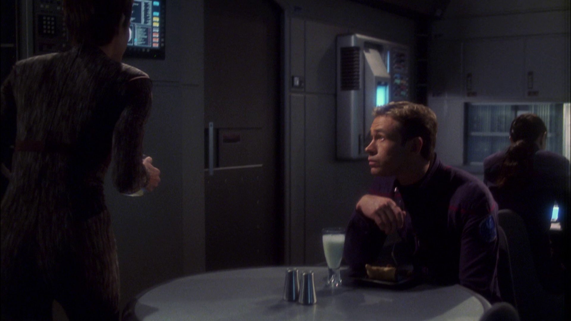 extant_StarTrek_ENT_1x08-BreakingTheIce_0478.jpg